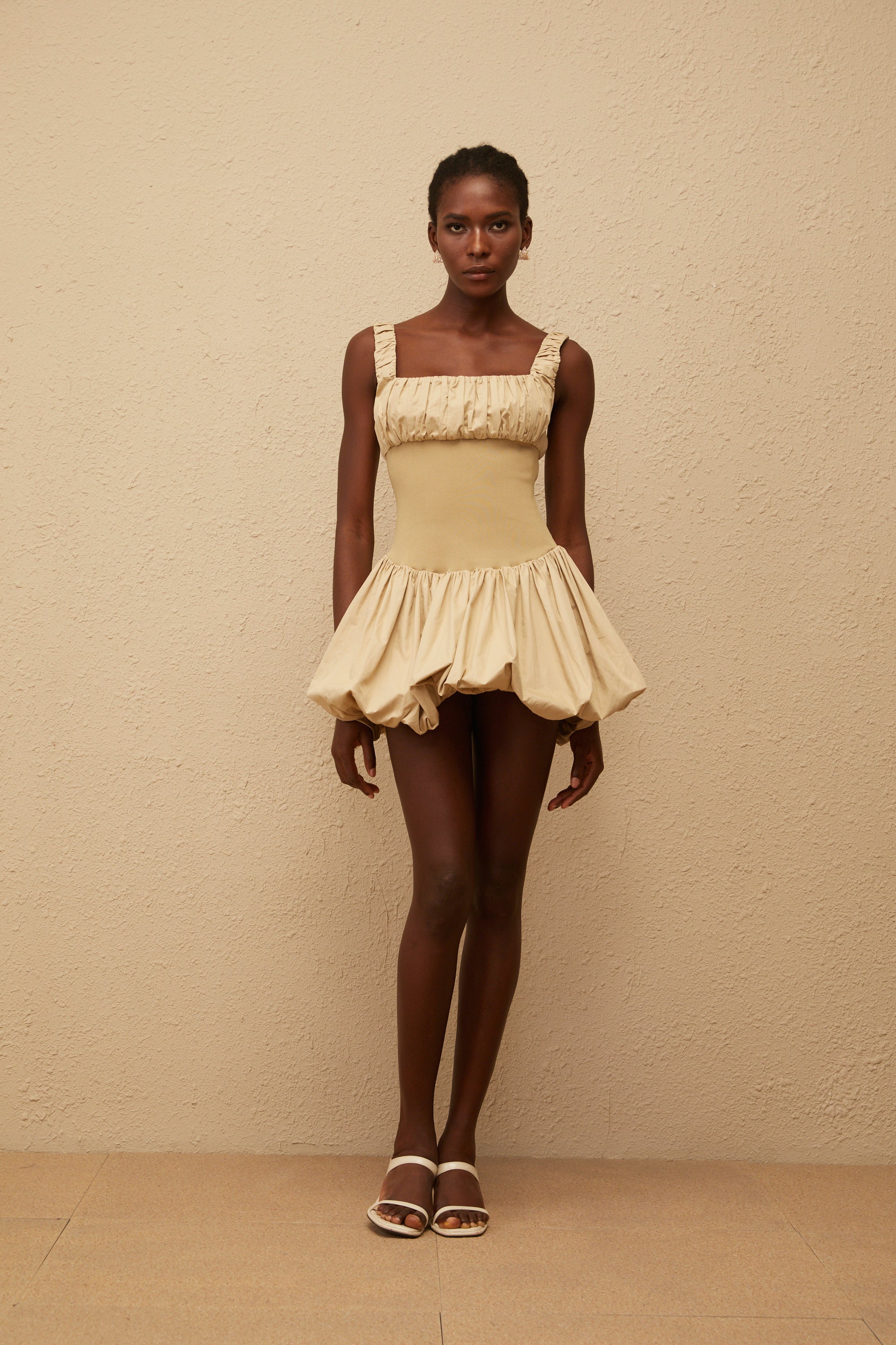 فستان ساندرين كاكي قصير بأكمام منفوخة