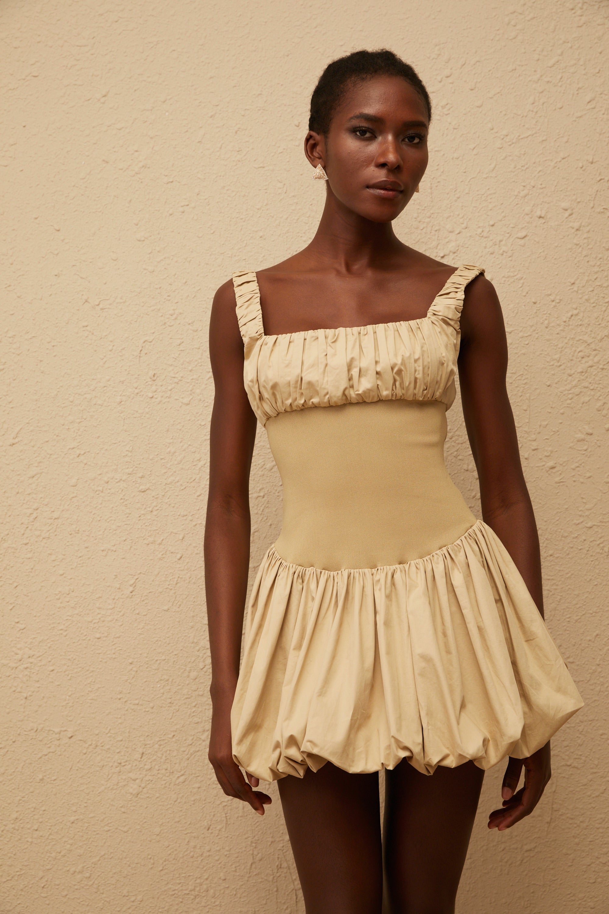 فستان ساندرين كاكي قصير بأكمام منفوخة