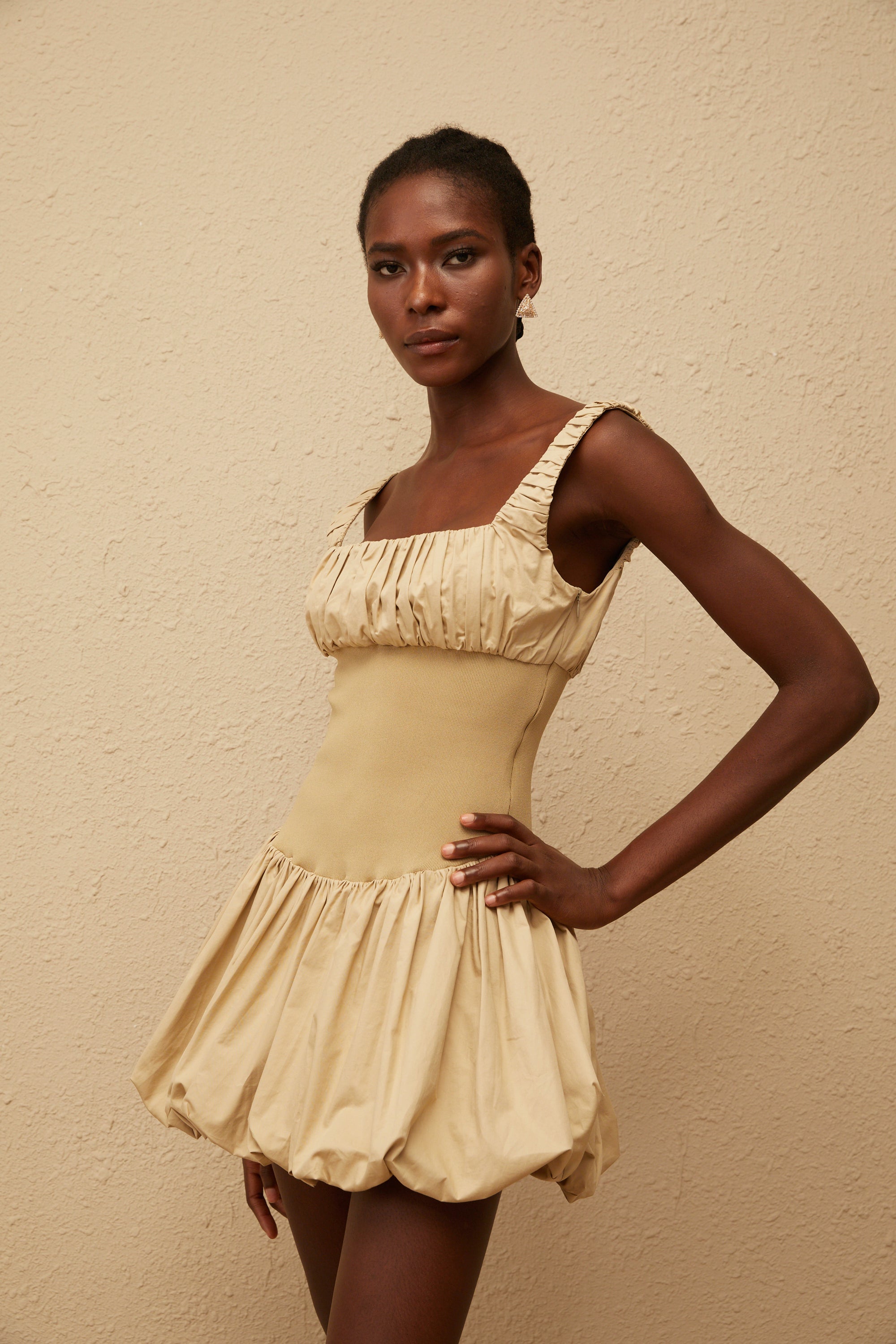 فستان ساندرين كاكي قصير بأكمام منفوخة