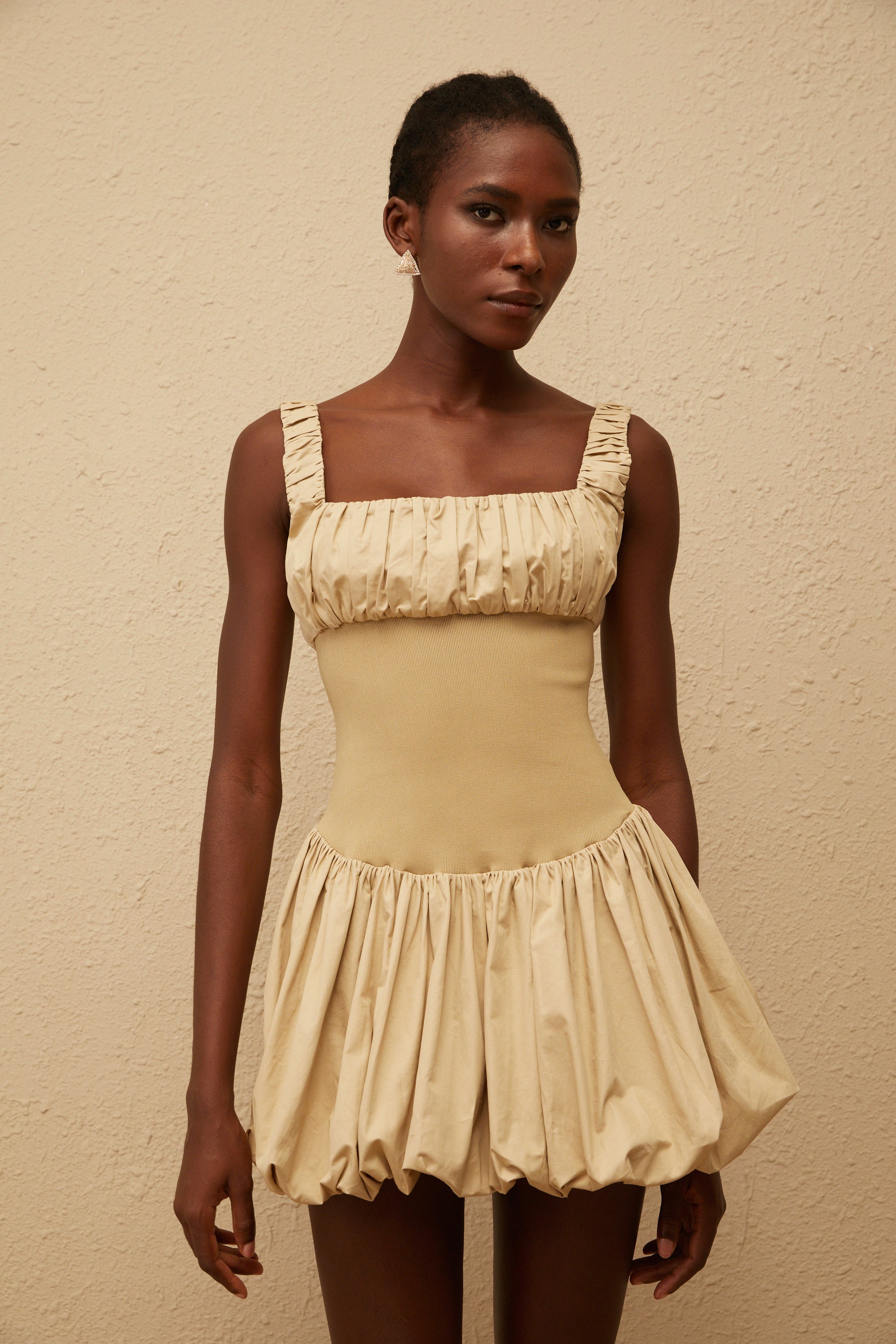 فستان ساندرين كاكي قصير بأكمام منفوخة