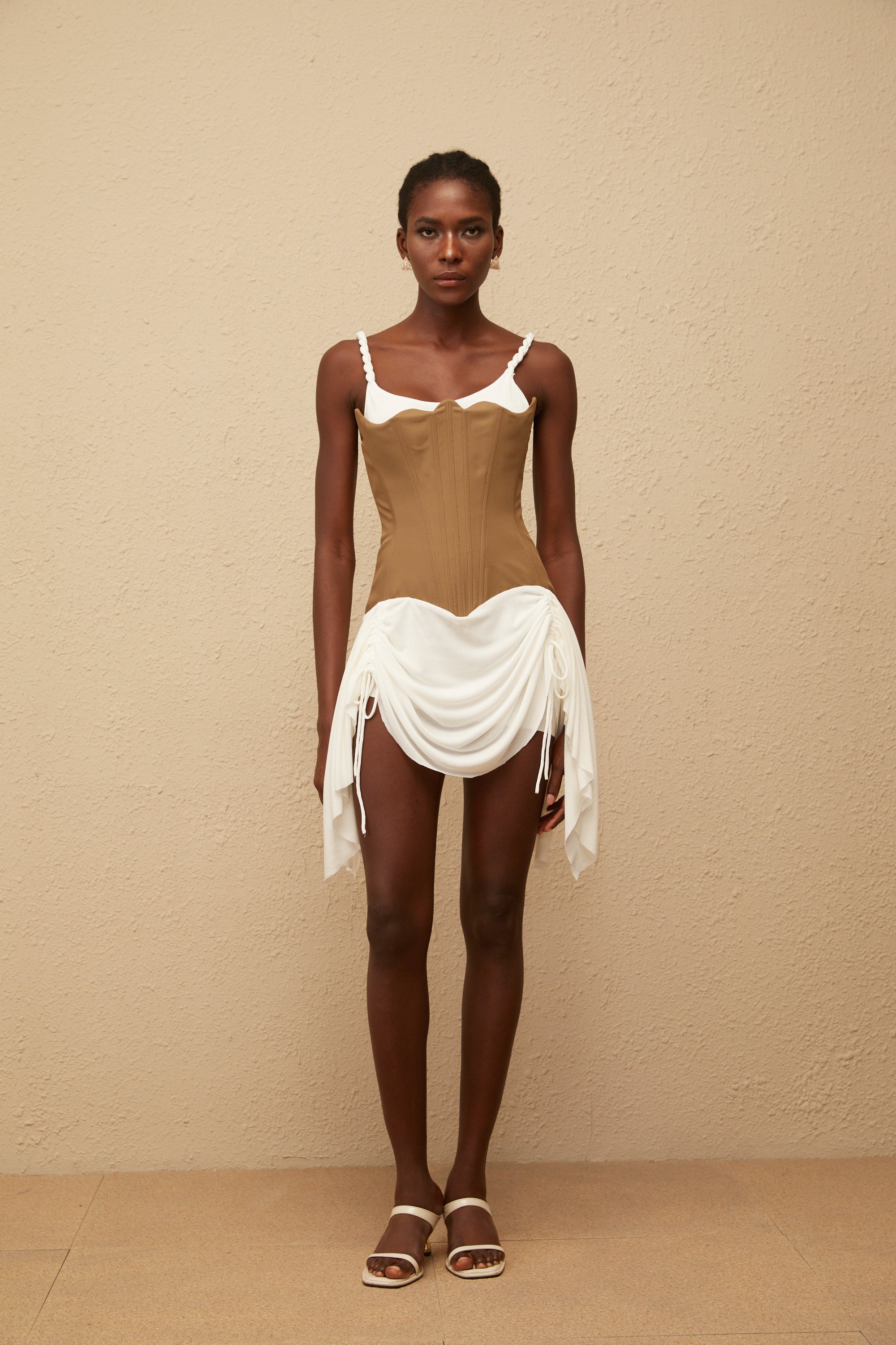 فستان ياسمين براون قصير مع صدرية