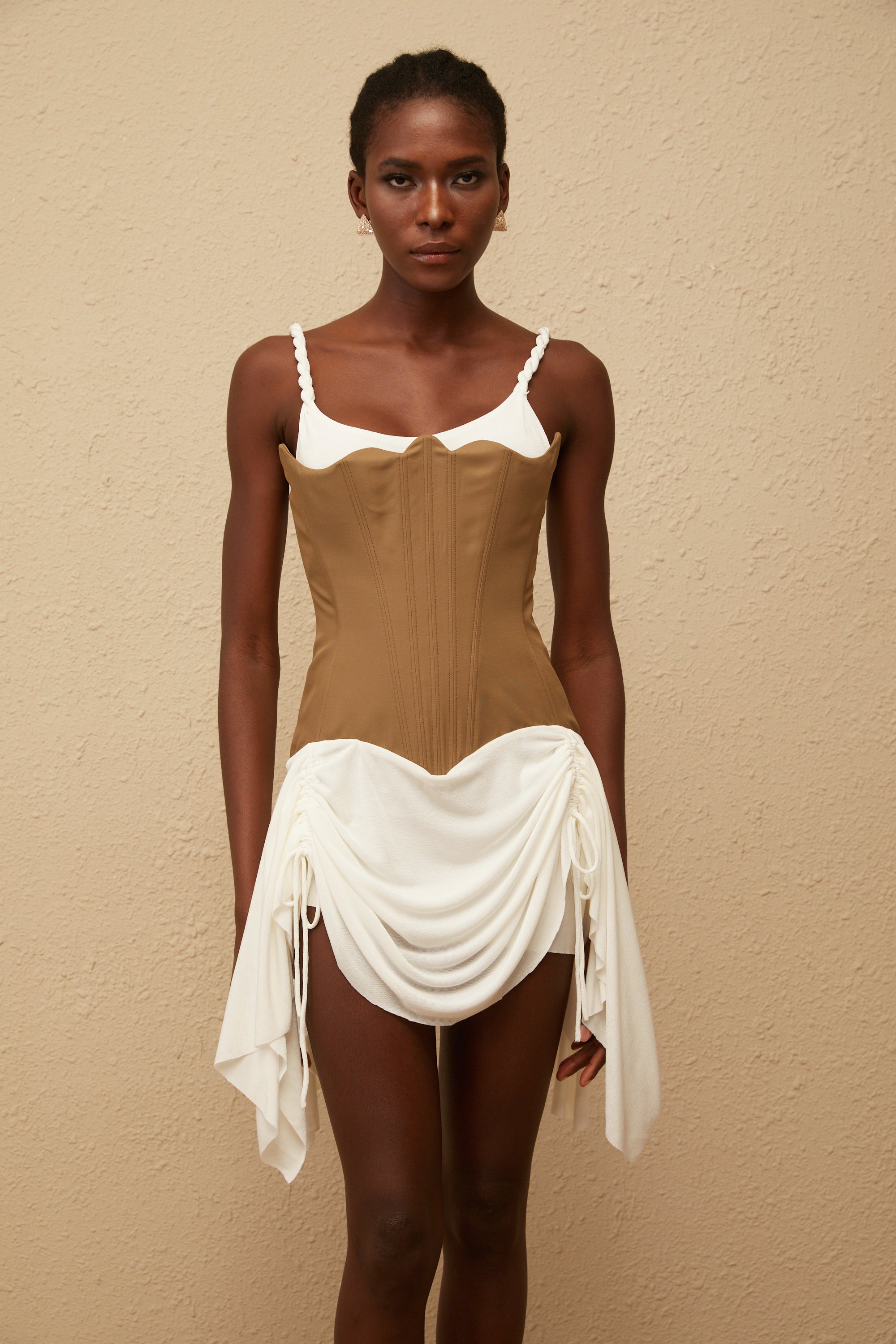 فستان ياسمين براون قصير مع صدرية