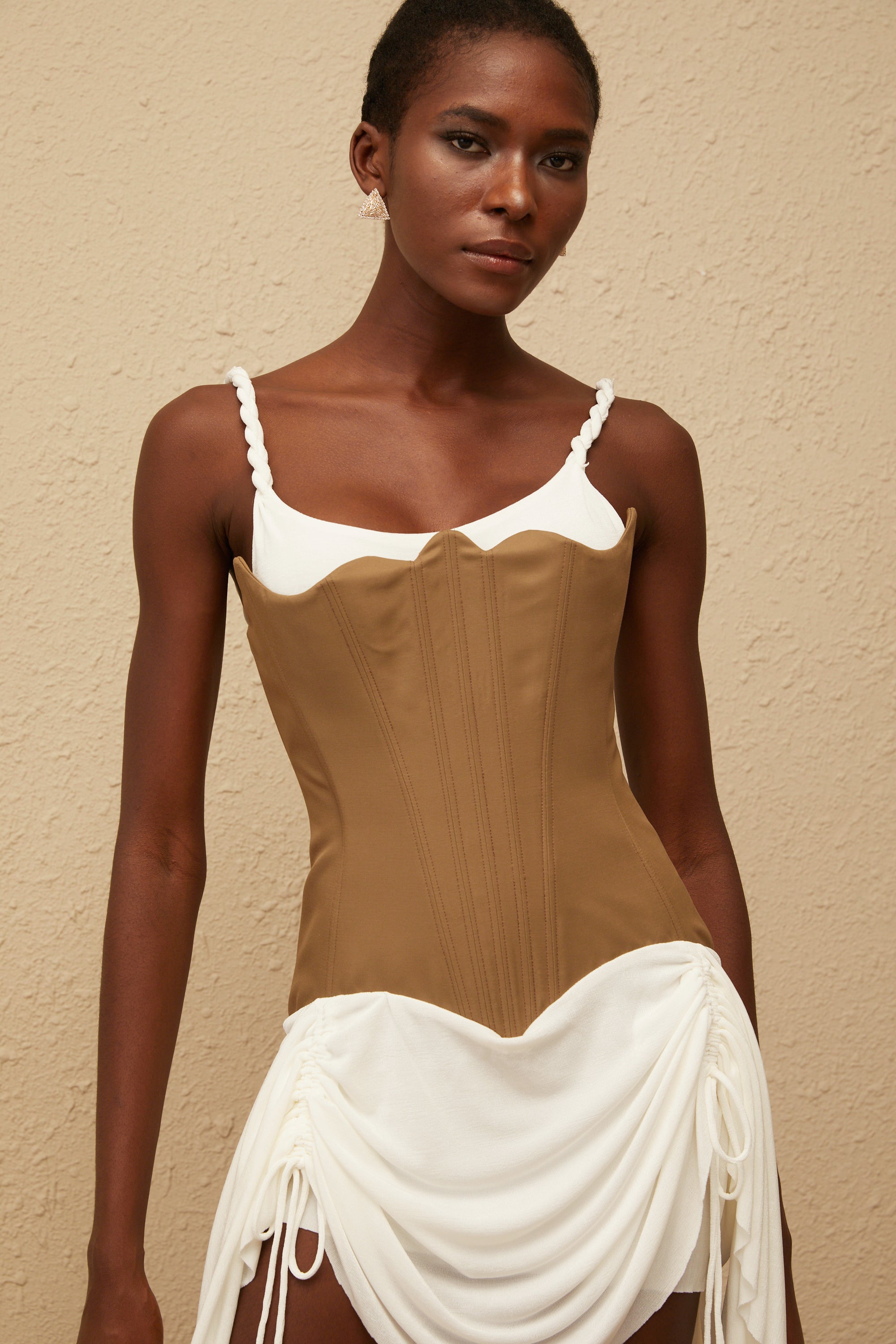 فستان ياسمين براون قصير مع صدرية