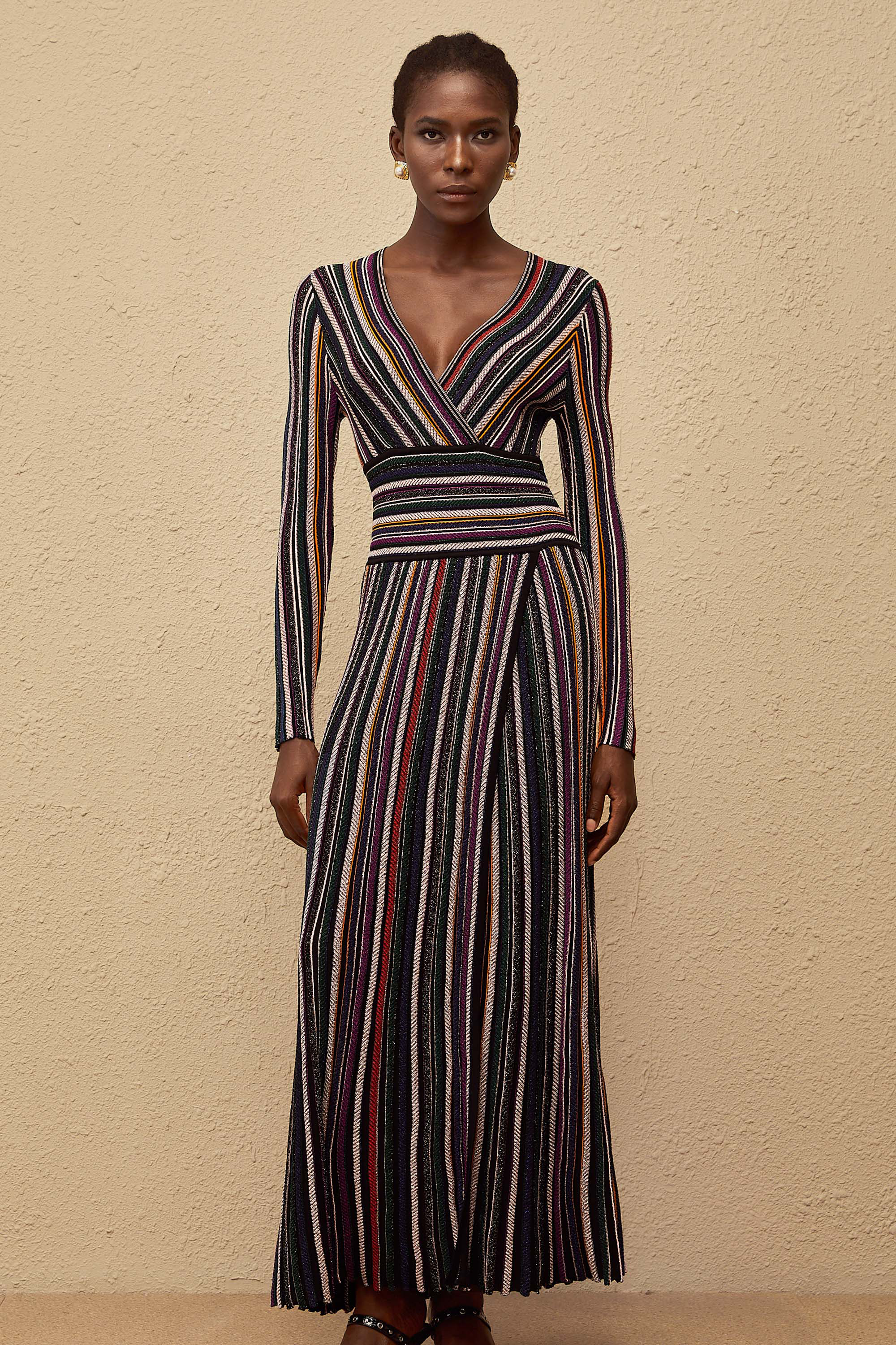 Phoebe – Schwarzes Maxikleid aus Strick mit vertikalen Streifen