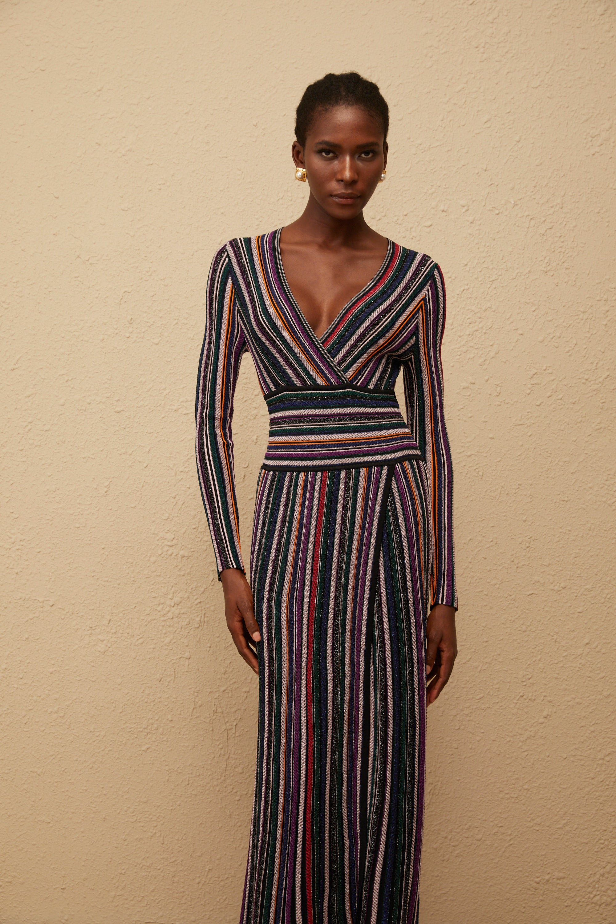 Phoebe – Schwarzes Maxikleid aus Strick mit vertikalen Streifen