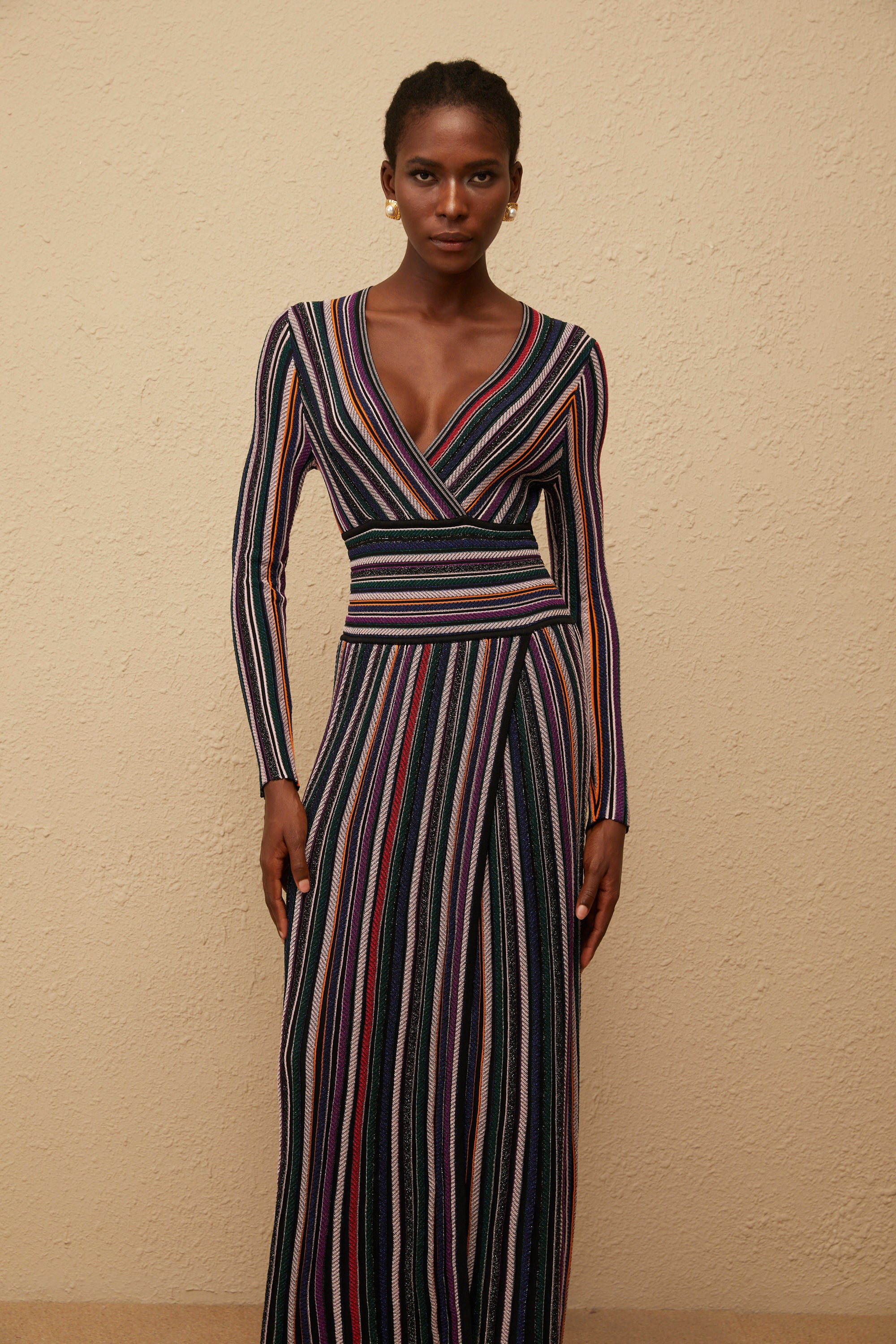 Phoebe – Schwarzes Maxikleid aus Strick mit vertikalen Streifen