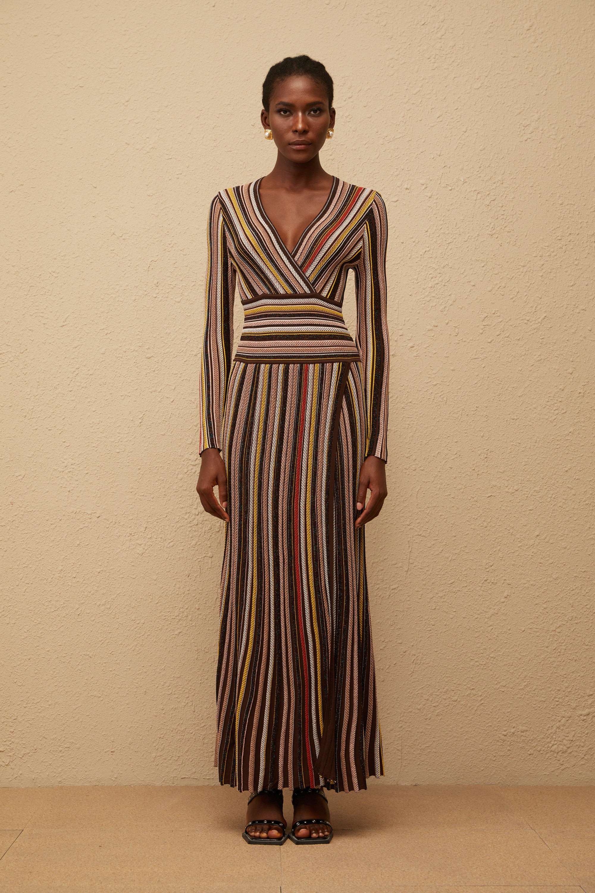 فستان فيبي براون متوسط الطول محبوك بخطوط عمودية