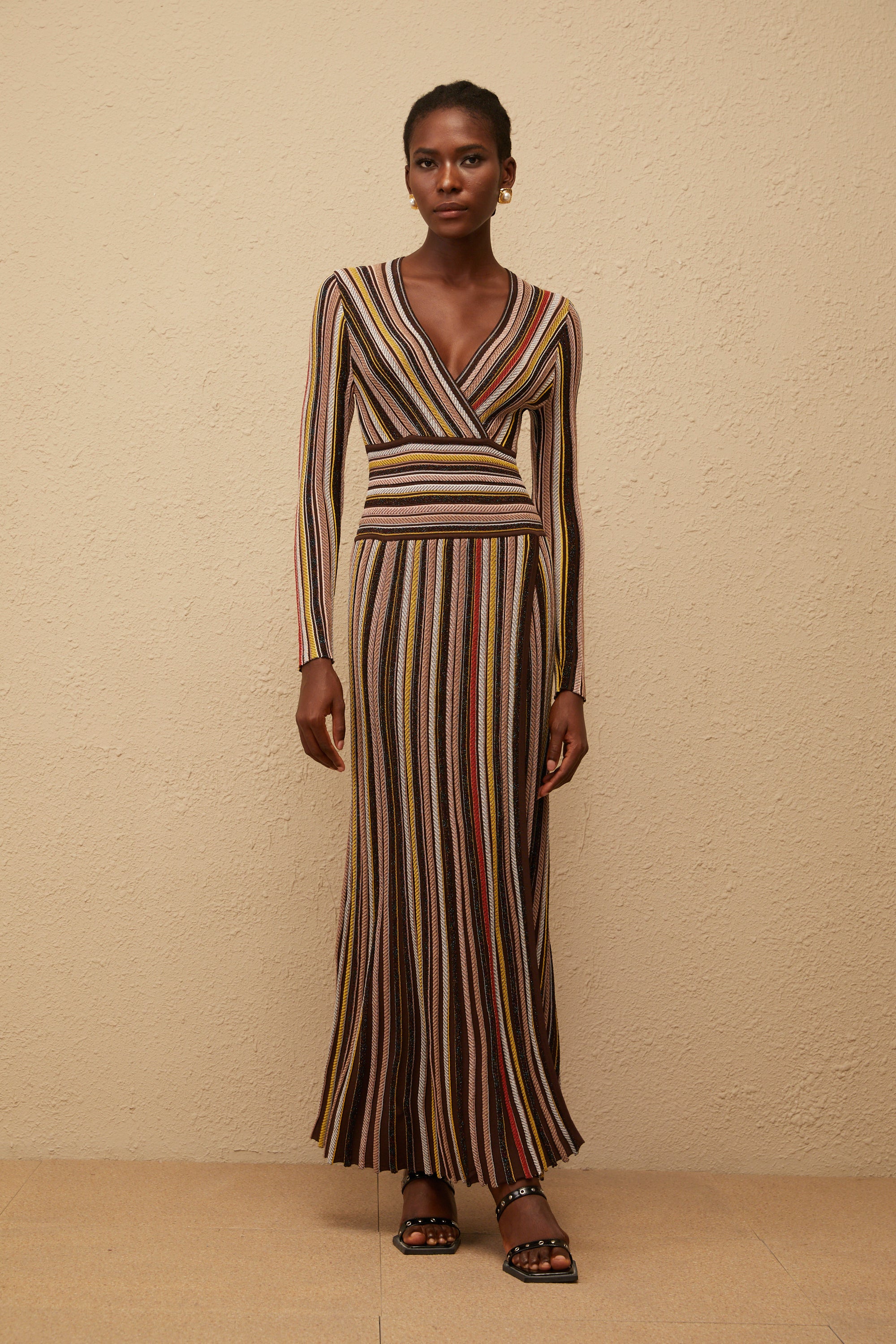 فستان فيبي براون متوسط الطول محبوك بخطوط عمودية