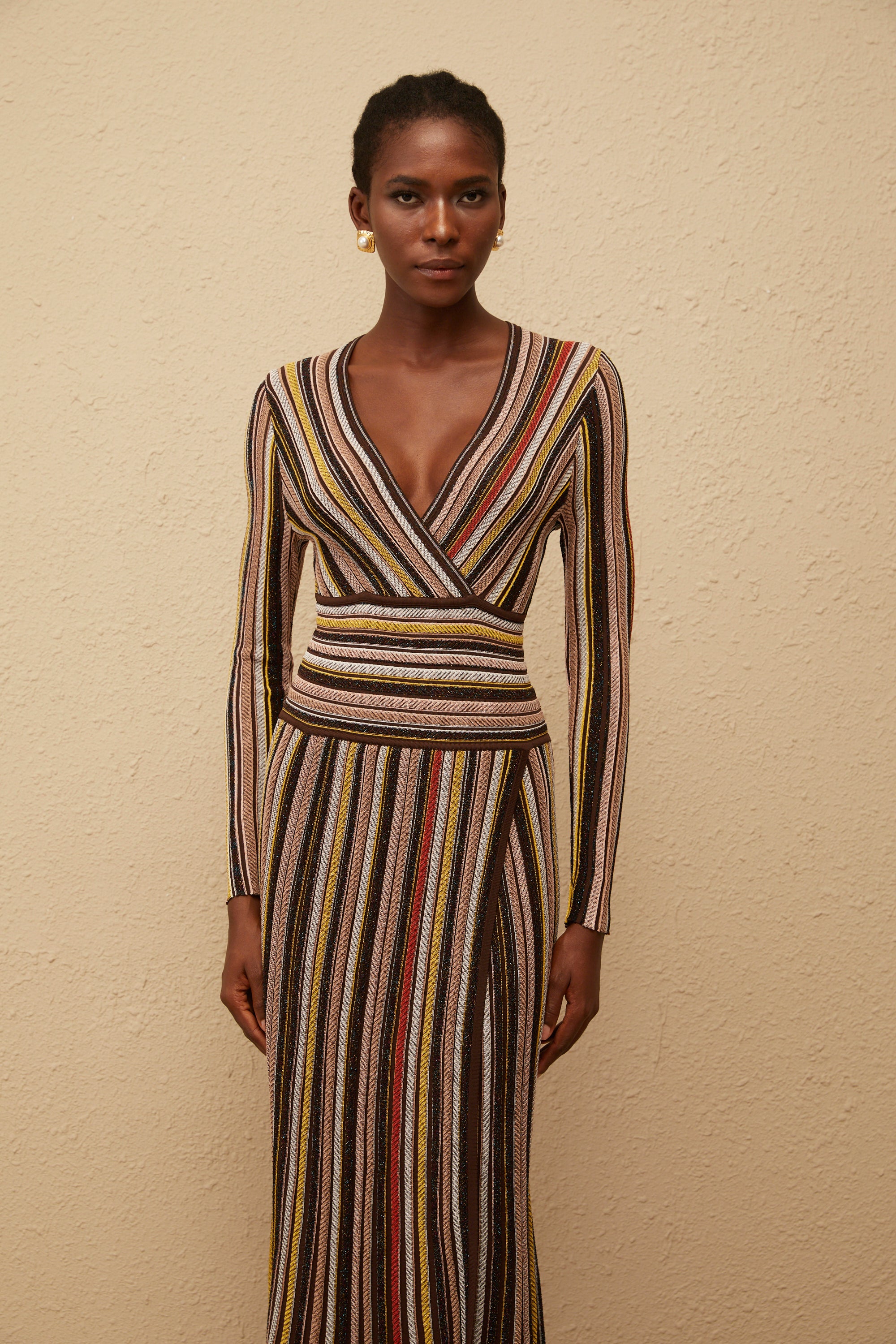 فستان فيبي براون متوسط الطول محبوك بخطوط عمودية