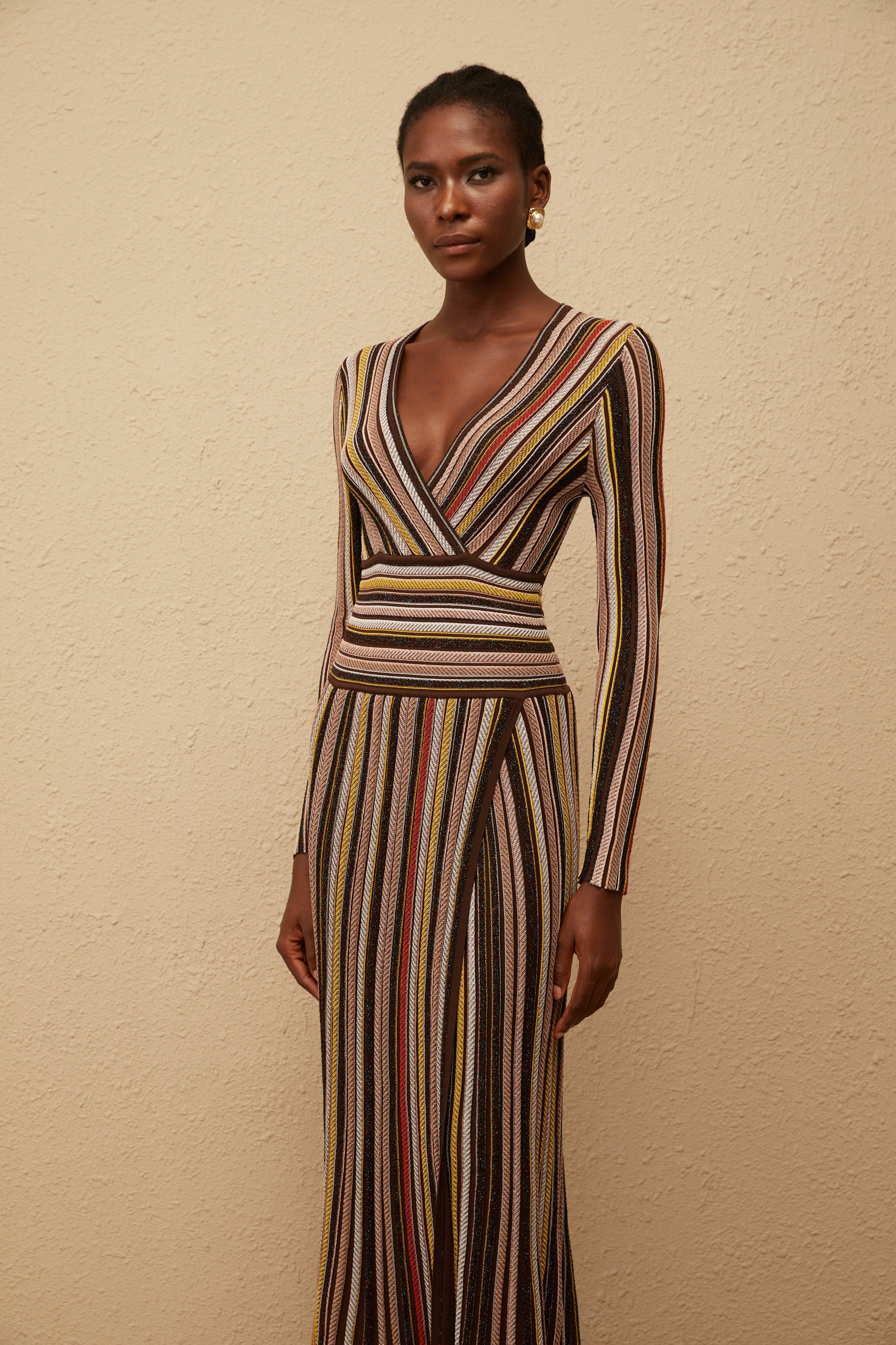 فستان فيبي براون متوسط الطول محبوك بخطوط عمودية