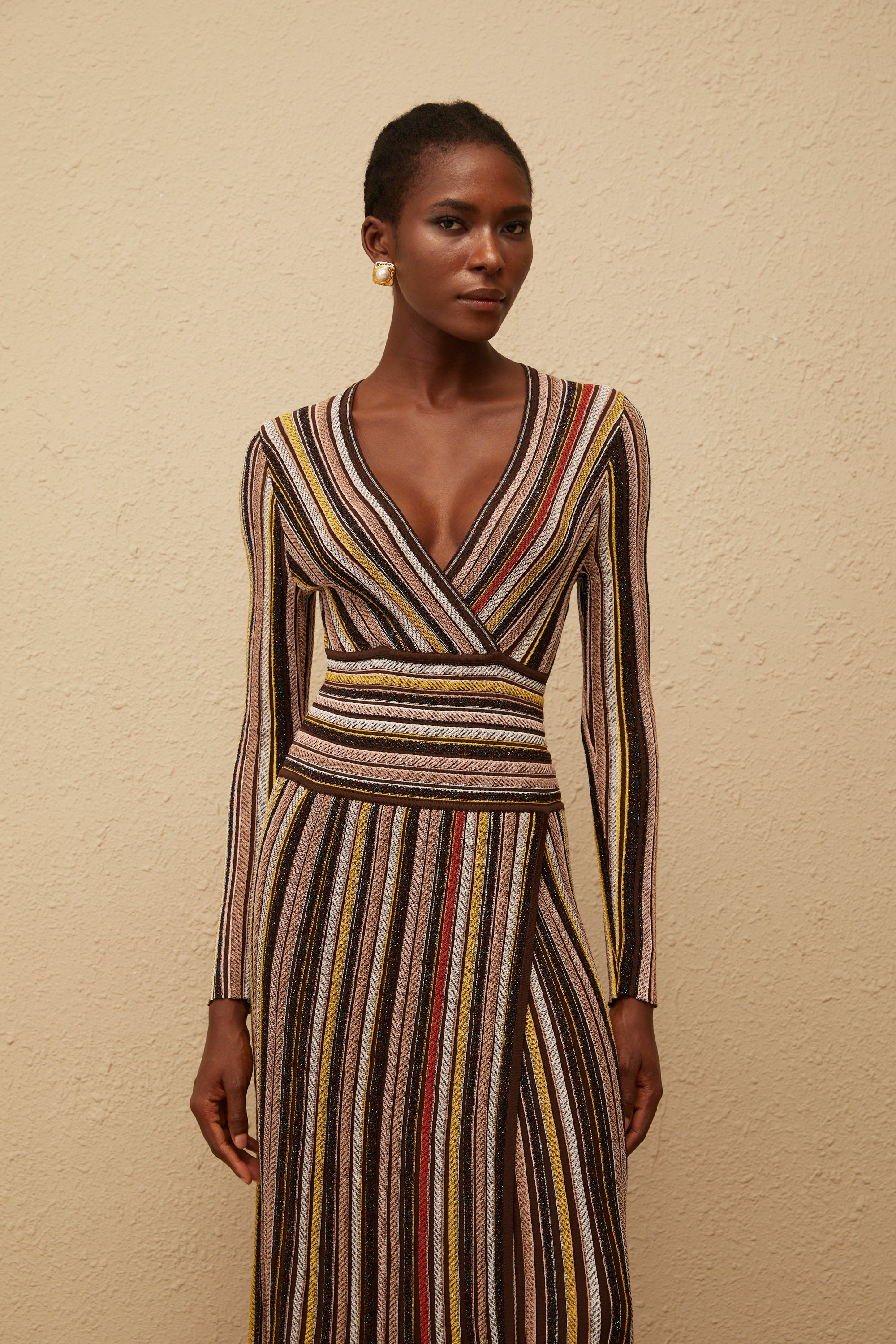 فستان فيبي براون متوسط الطول محبوك بخطوط عمودية