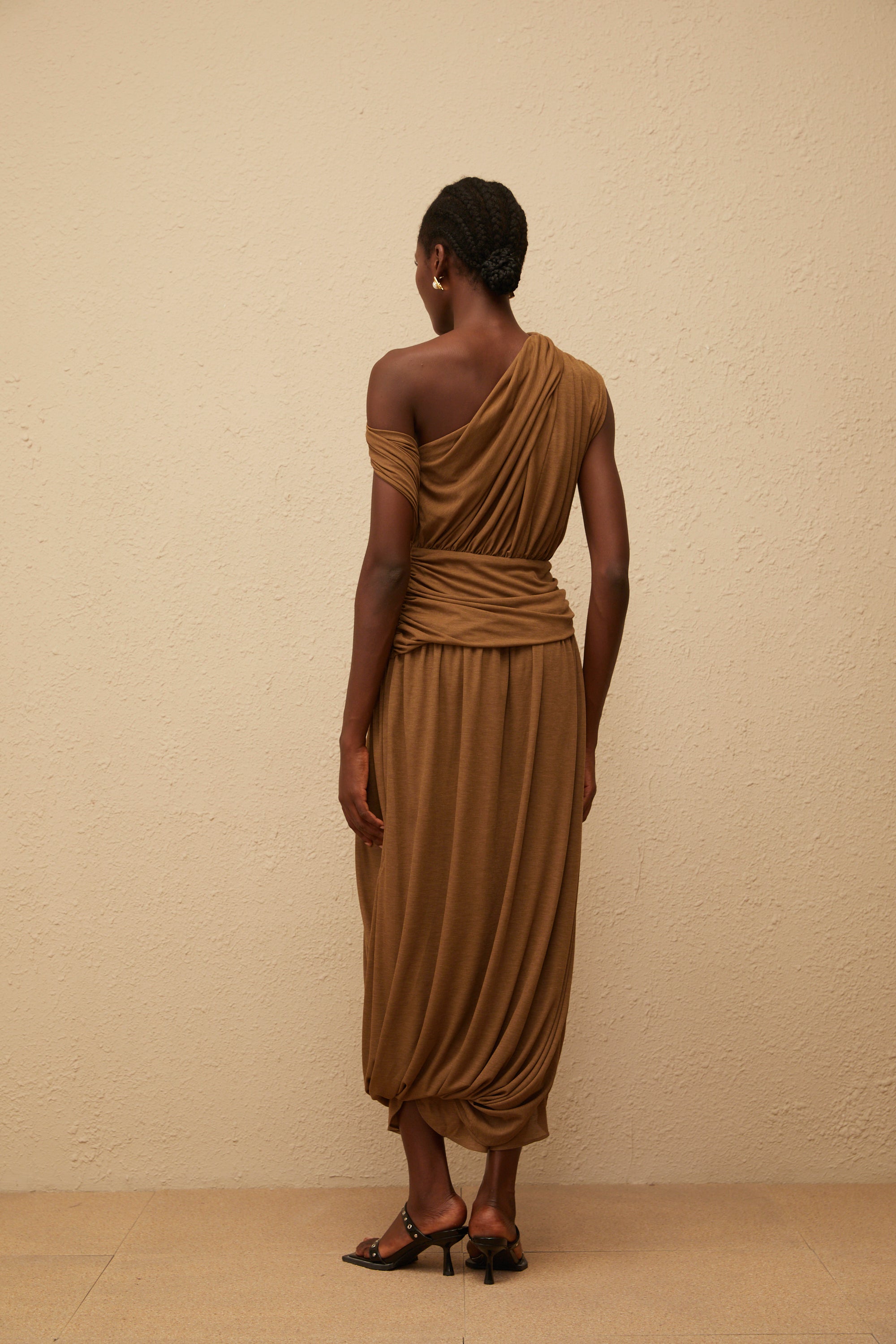 فستان كاتارينا البني ماكسي غير متماثل مع كشكشة