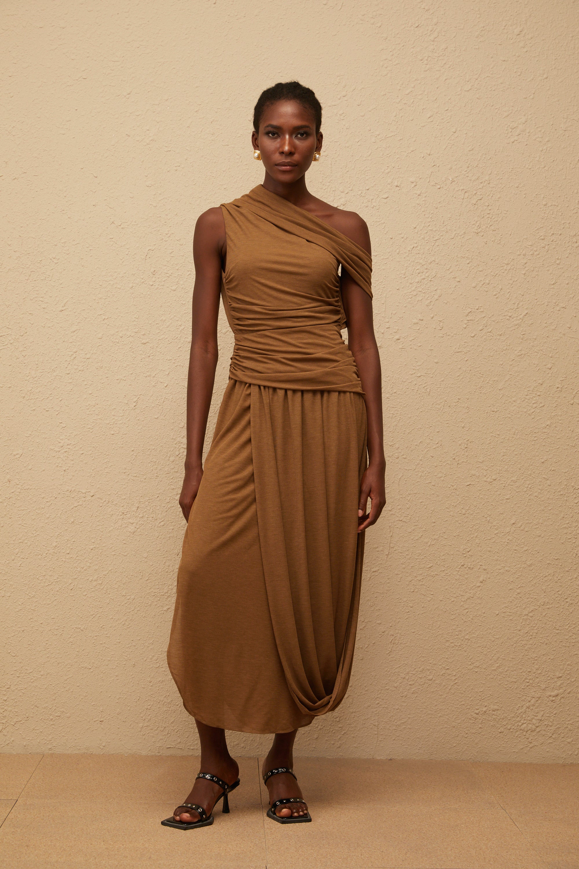 فستان كاتارينا البني ماكسي غير متماثل مع كشكشة
