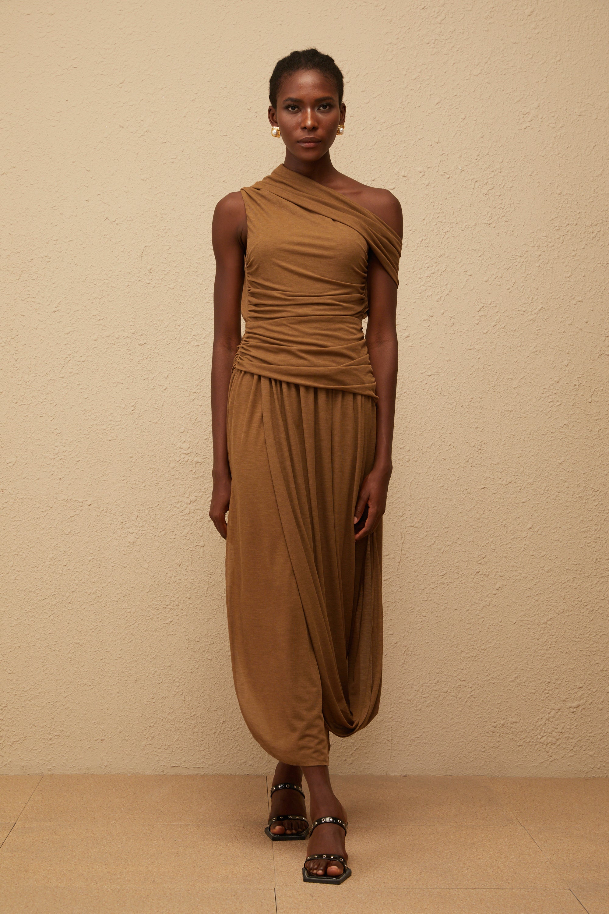 فستان كاتارينا البني ماكسي غير متماثل مع كشكشة