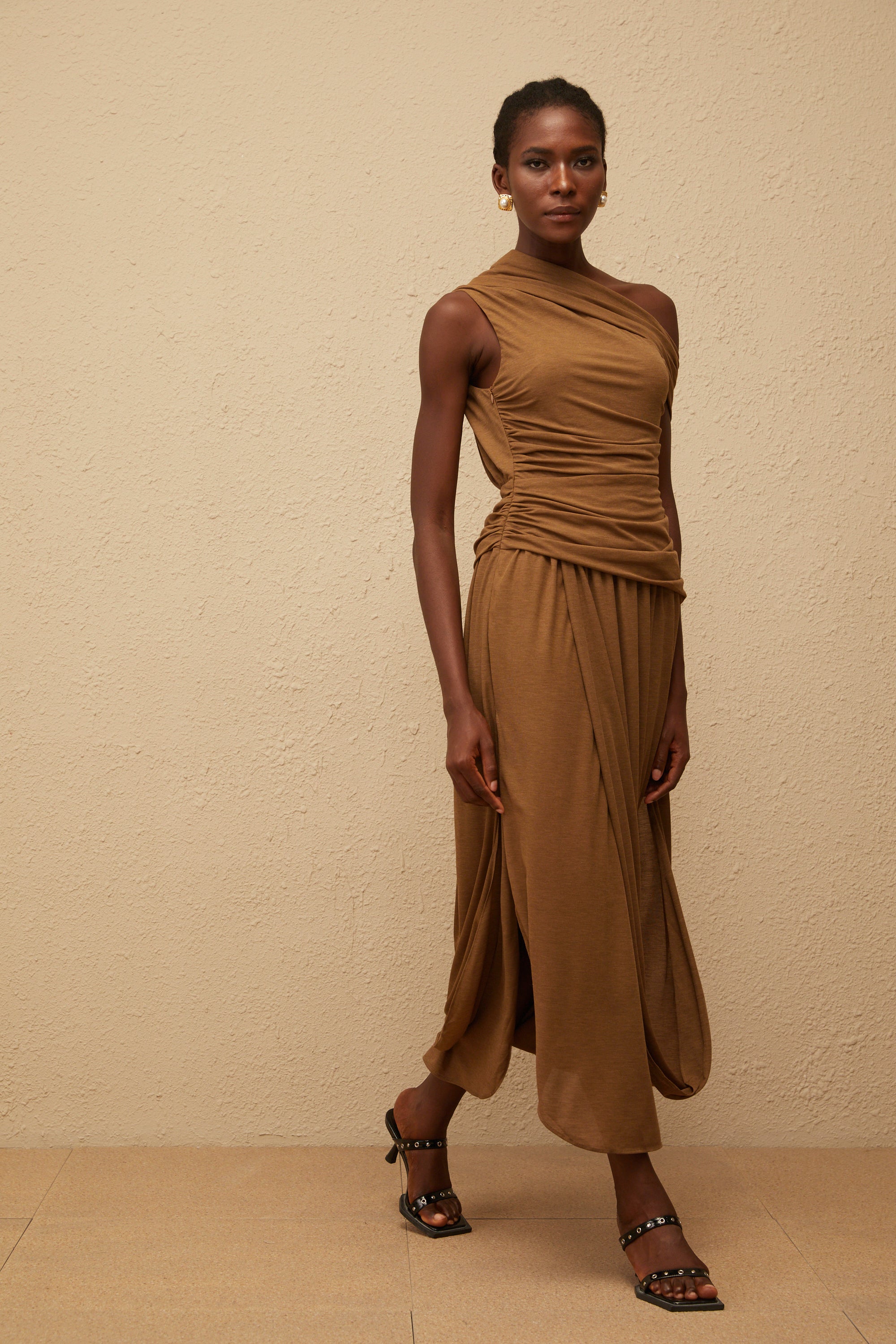 فستان كاتارينا البني ماكسي غير متماثل مع كشكشة