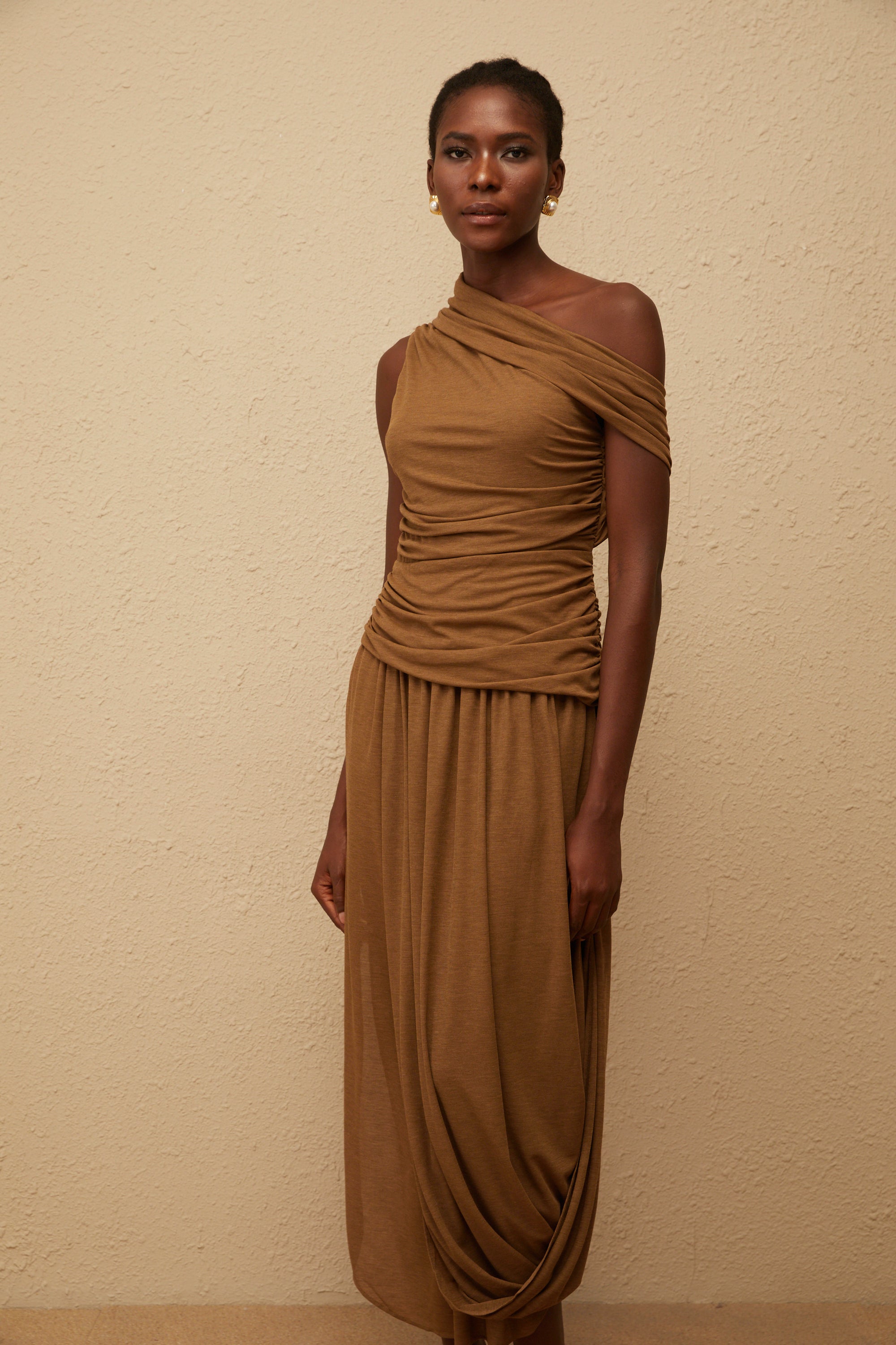 فستان كاتارينا البني ماكسي غير متماثل مع كشكشة