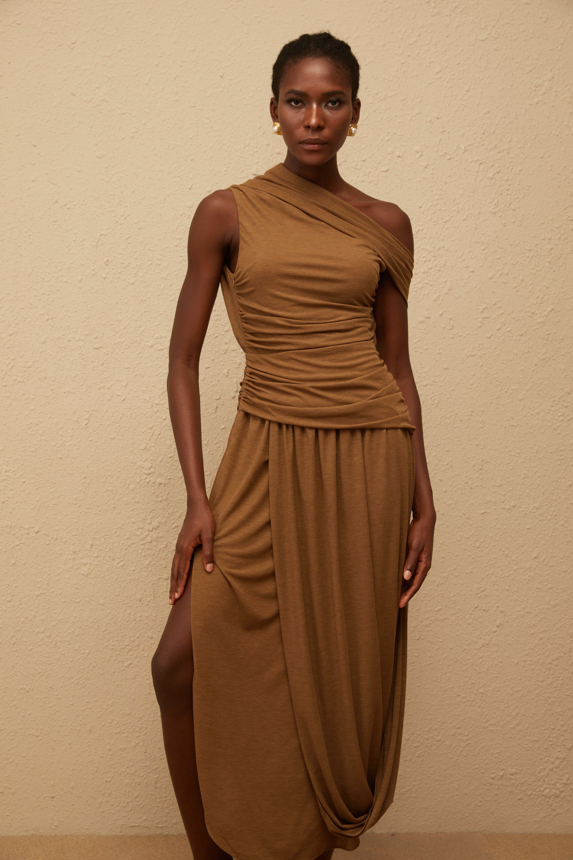 فستان كاتارينا البني ماكسي غير متماثل مع كشكشة