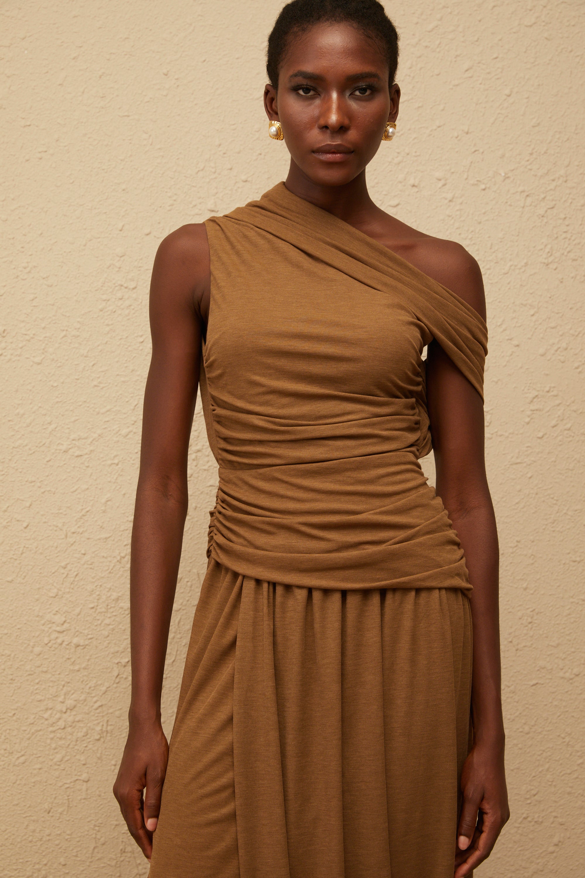 فستان كاتارينا البني ماكسي غير متماثل مع كشكشة