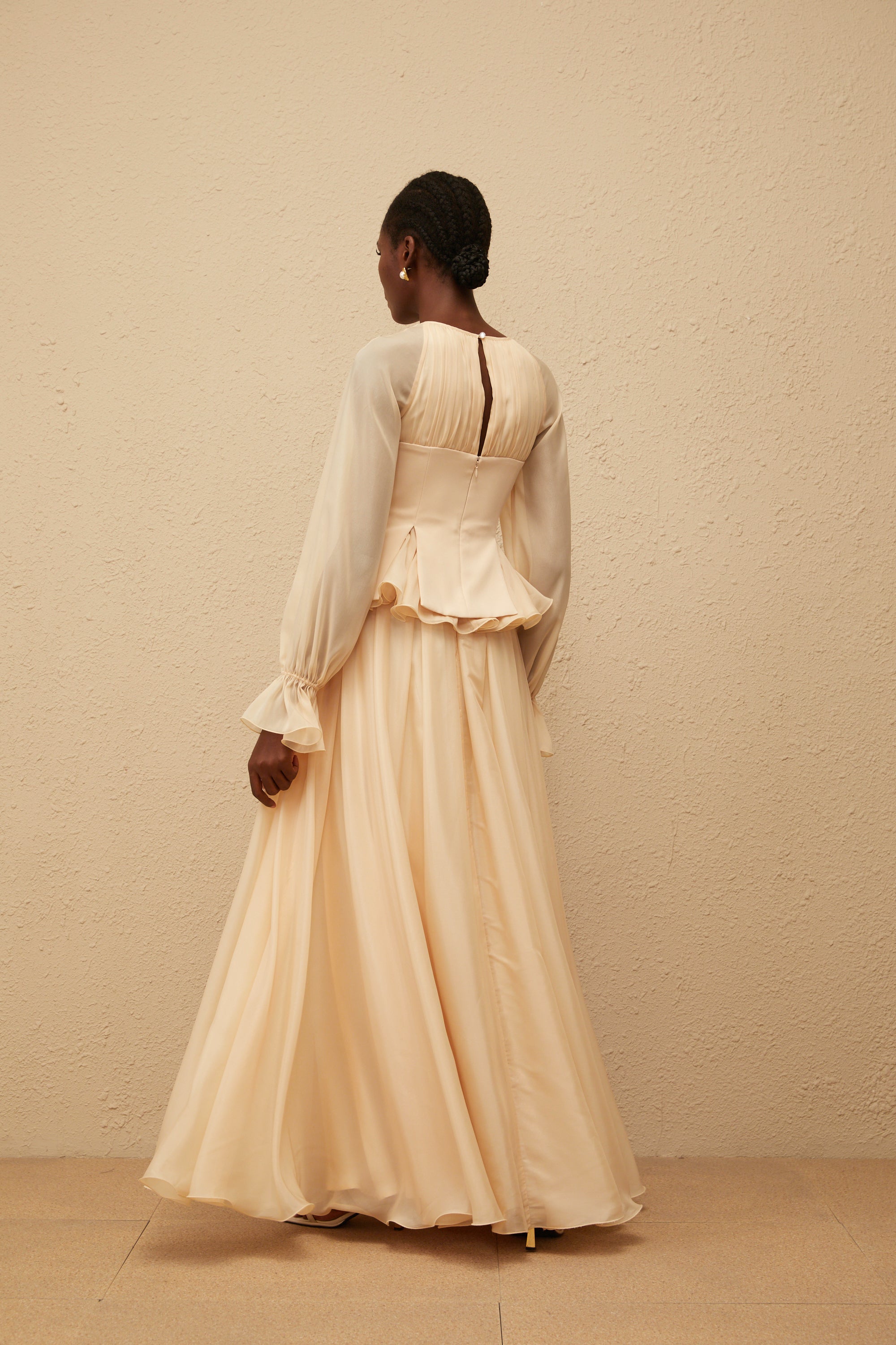 طقم بلوزة وتنورة شيفون محايدة مكشكشة من زيفيرين