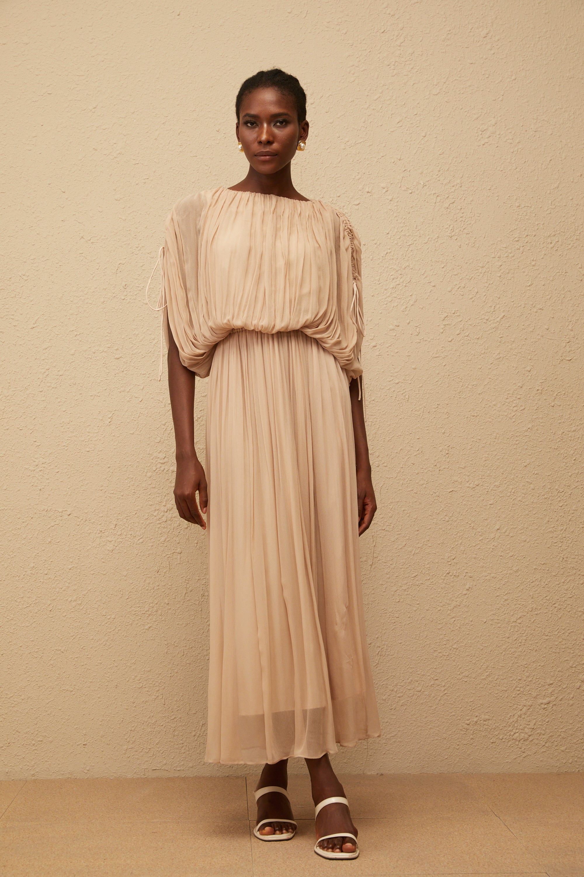 طقم بلوزة وتنورة محايدة مطوية بالكامل من شاريتينا