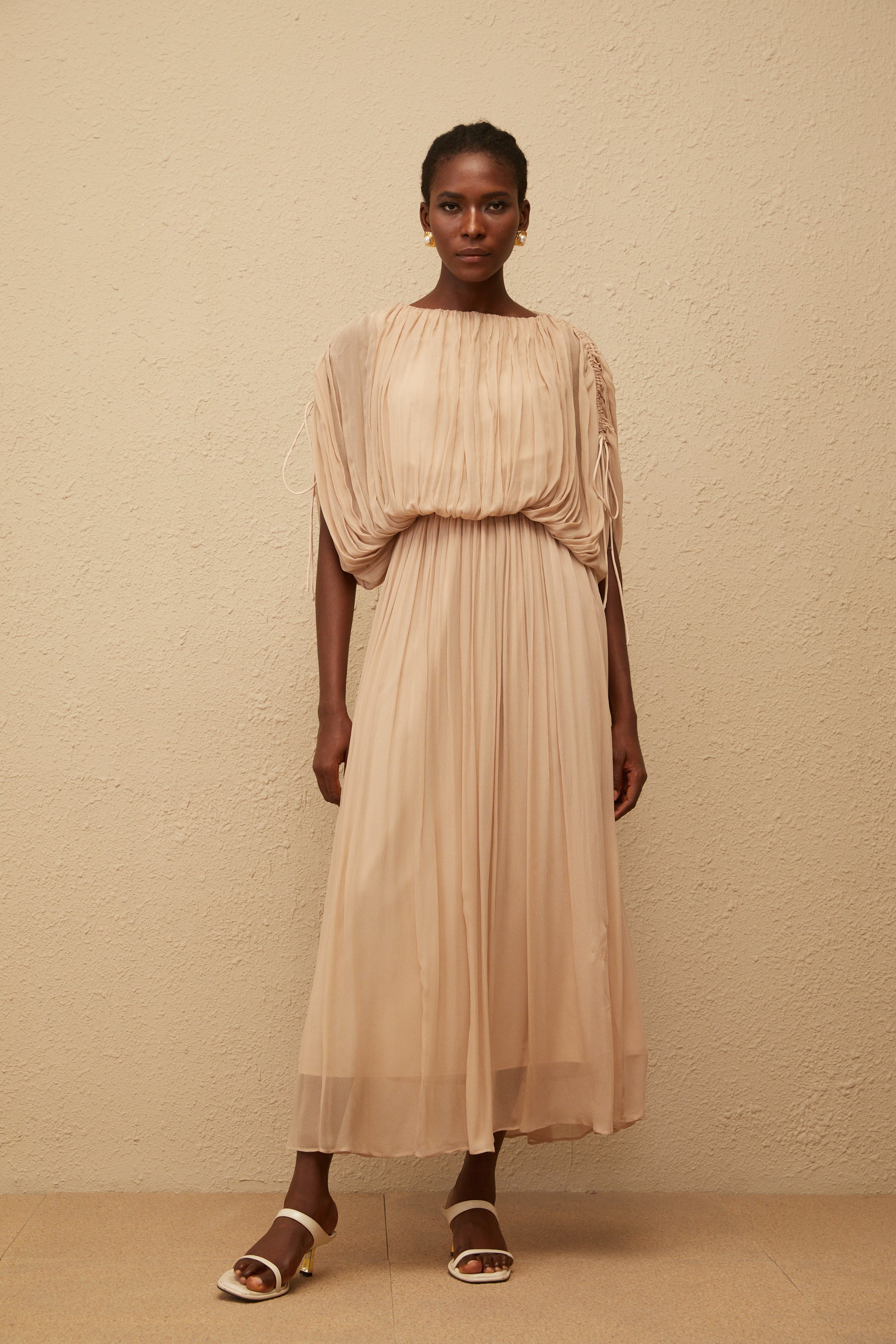 طقم بلوزة وتنورة محايدة مطوية بالكامل من شاريتينا