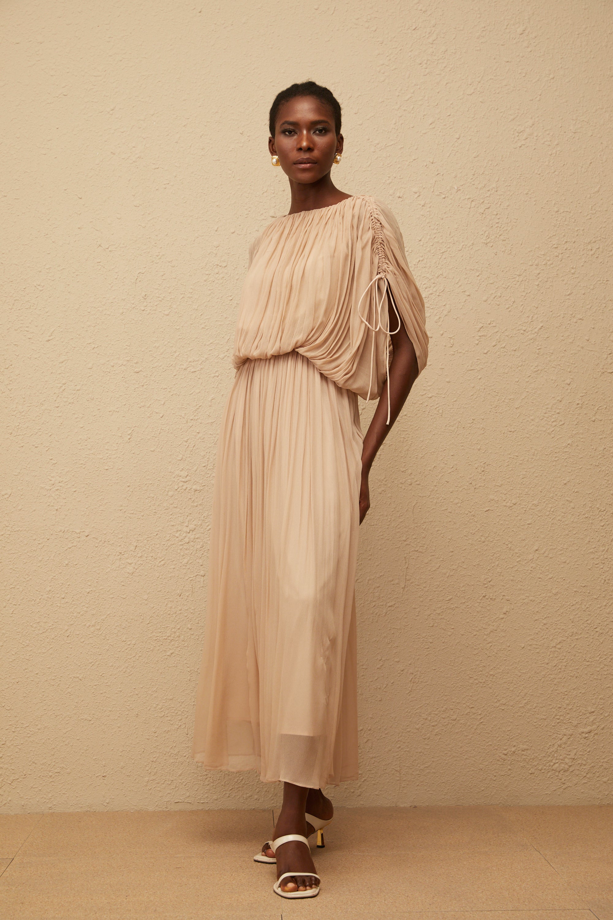 طقم بلوزة وتنورة محايدة مطوية بالكامل من شاريتينا