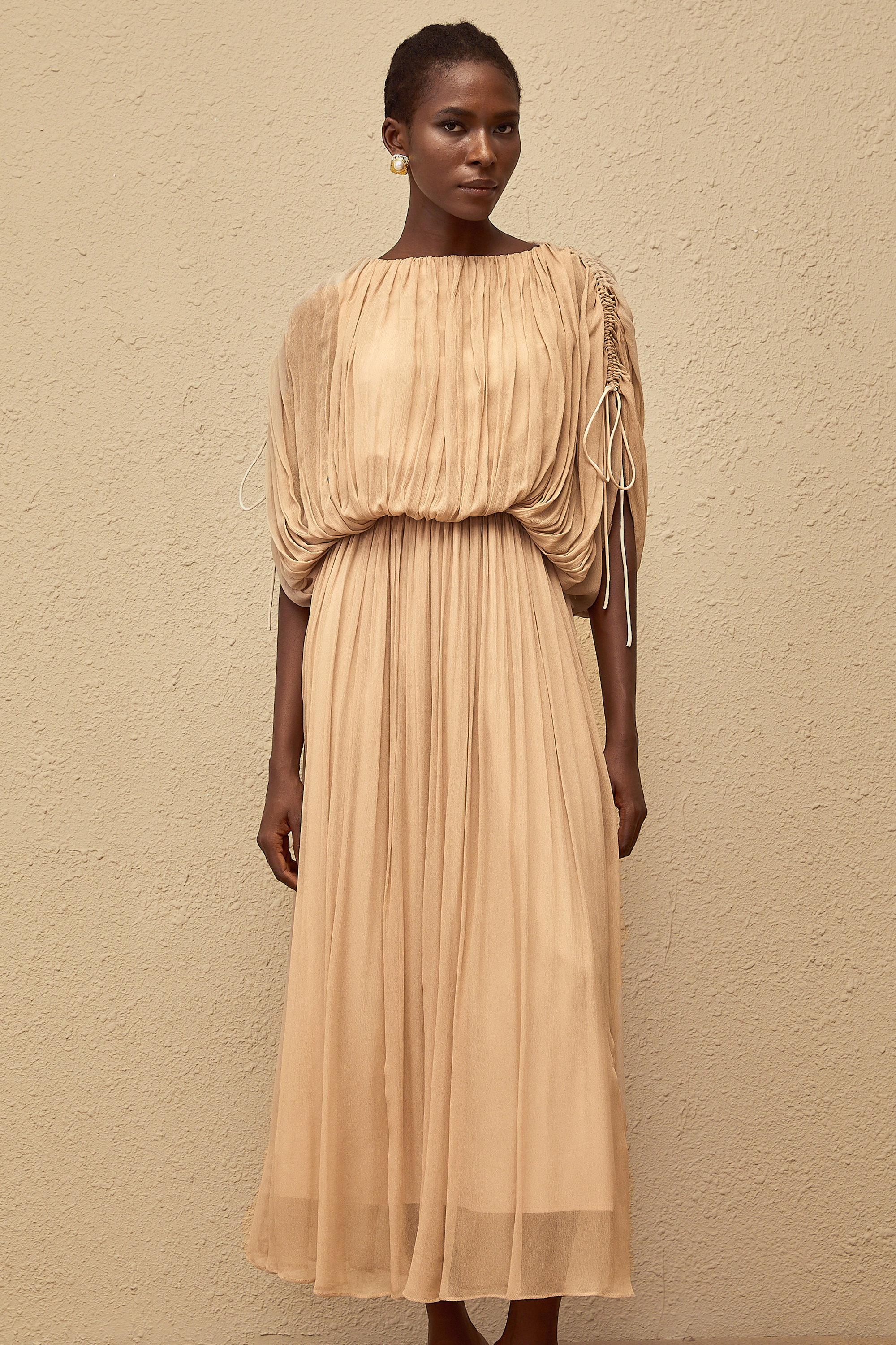 طقم بلوزة وتنورة محايدة مطوية بالكامل من شاريتينا