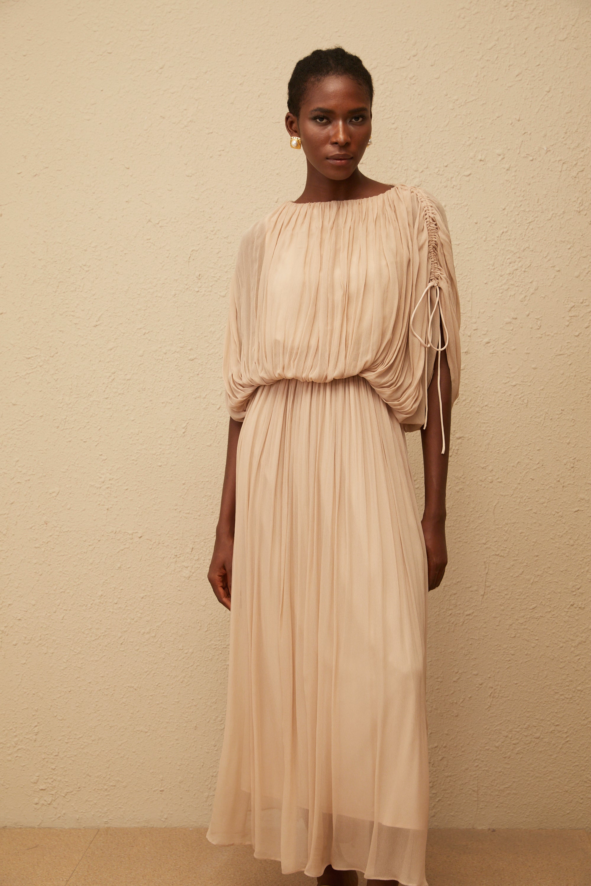 طقم بلوزة وتنورة محايدة مطوية بالكامل من شاريتينا