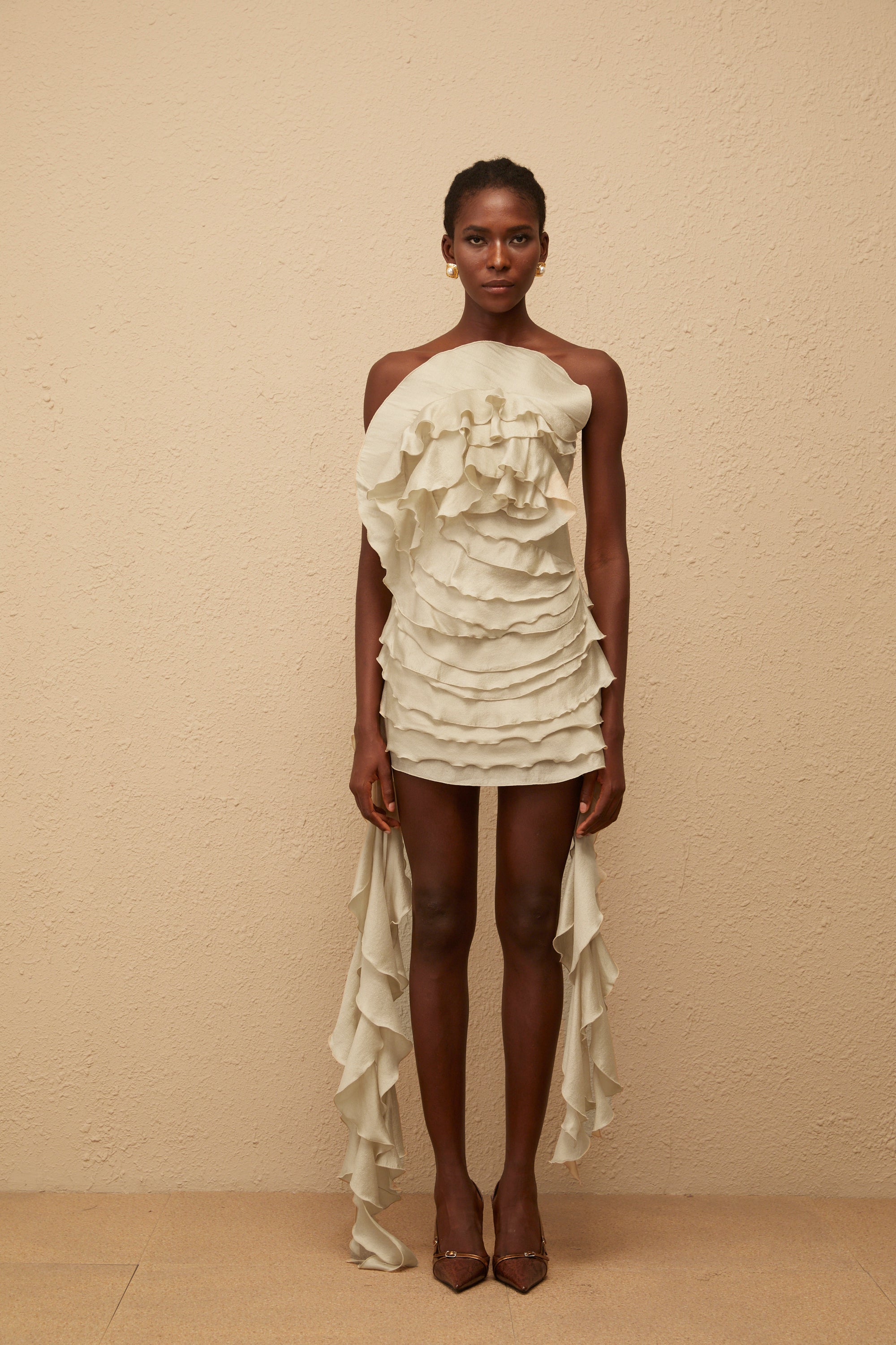 فستان آنيلي قصير مكشوف الكتفين ومكشكش، لون محايد