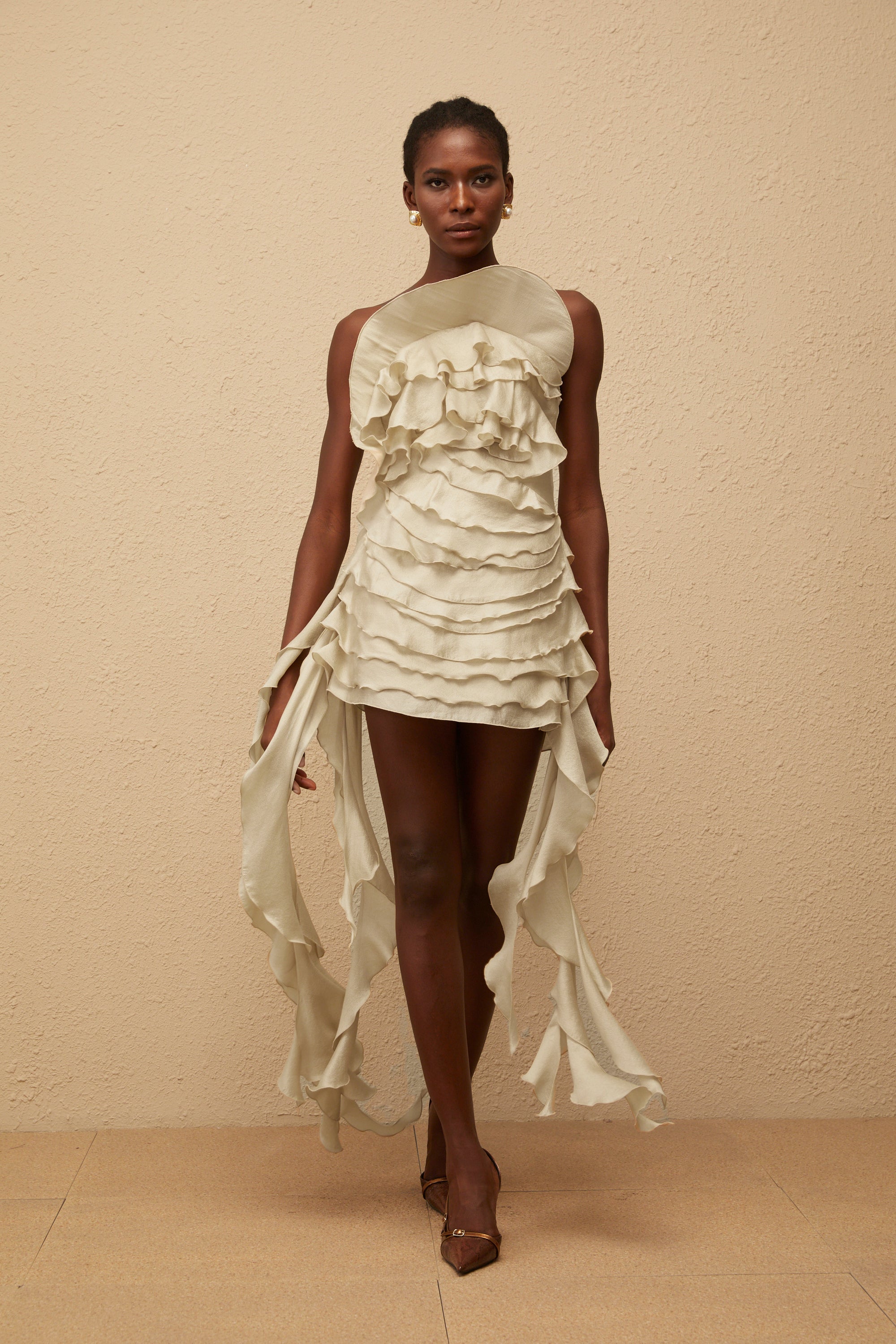 فستان آنيلي قصير مكشوف الكتفين ومكشكش، لون محايد