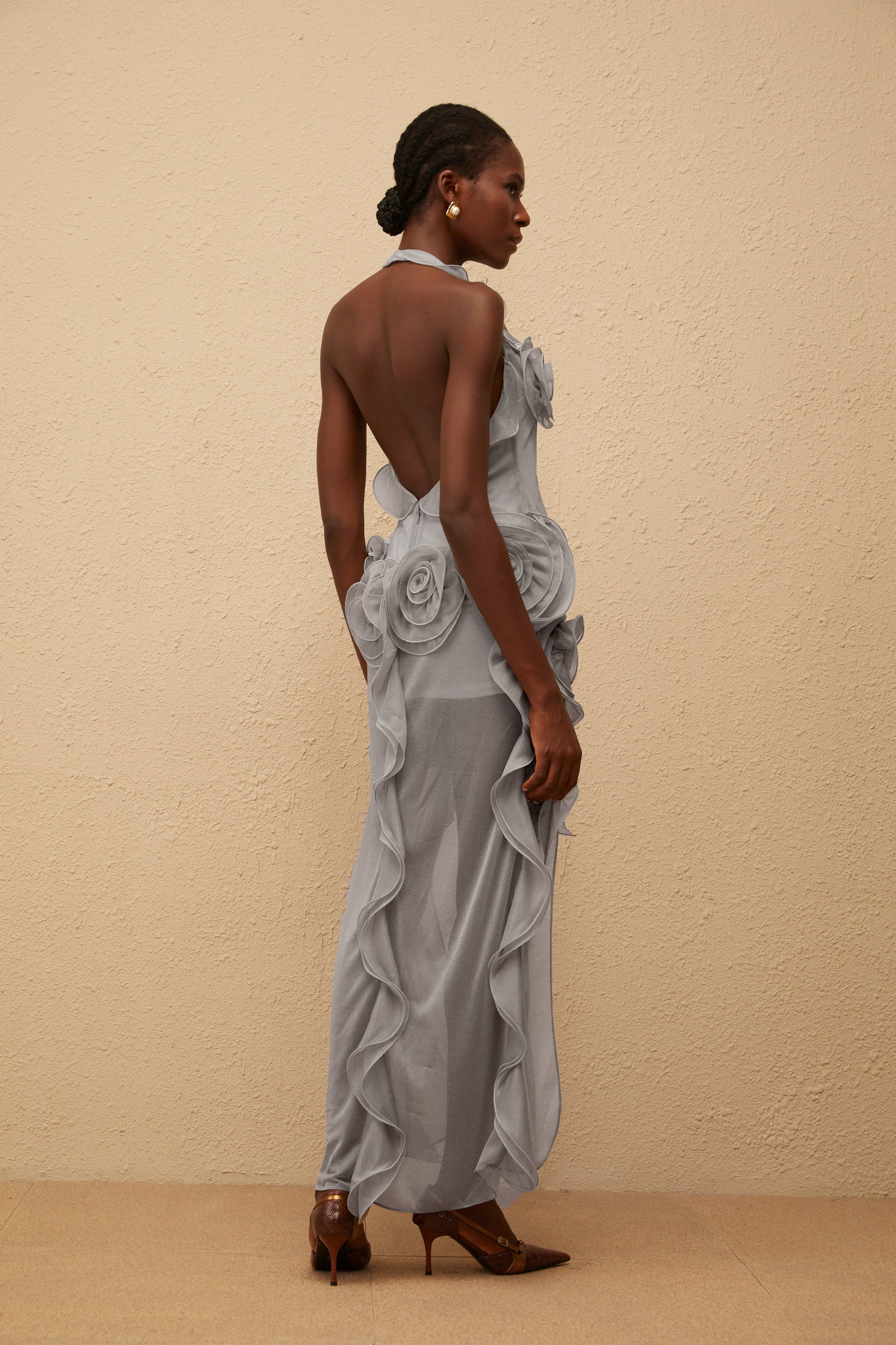 Hannabella – Graues, asymmetrisches Minikleid mit Rüschen und Blumenmuster