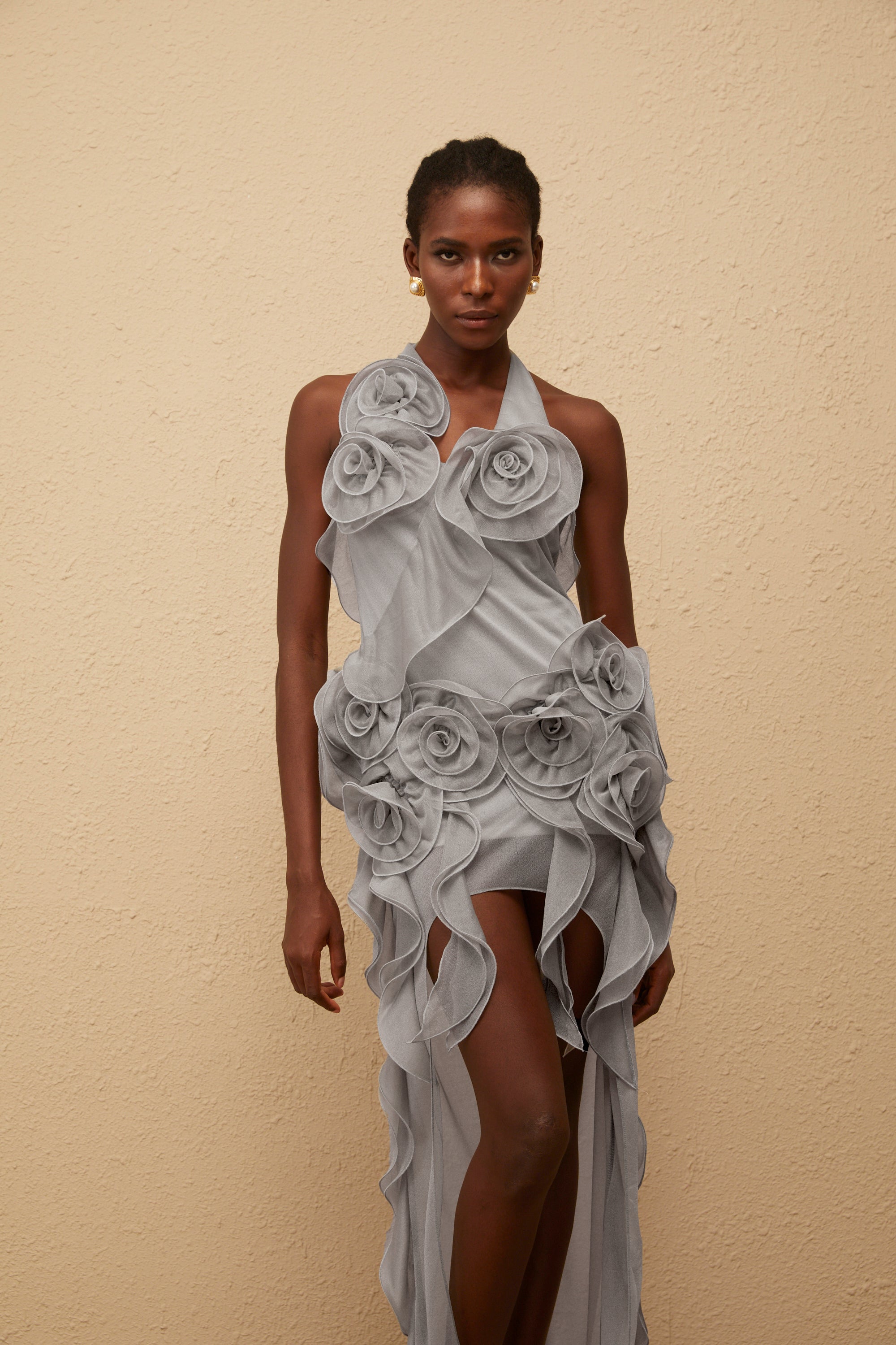 Hannabella – Graues, asymmetrisches Minikleid mit Rüschen und Blumenmuster