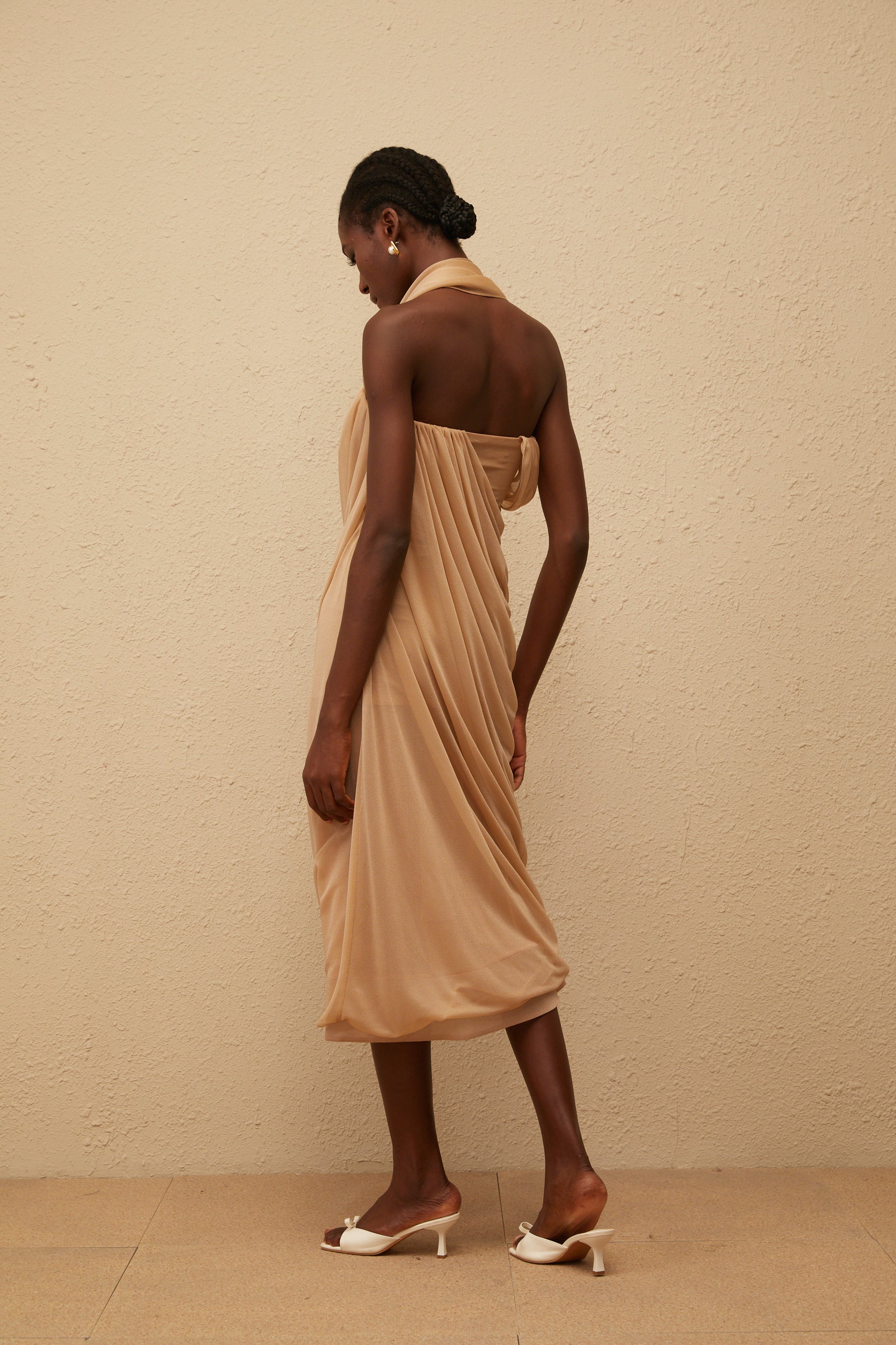 Mielikki Khakifarbenes, asymmetrisches Midikleid mit Tülleinsatz