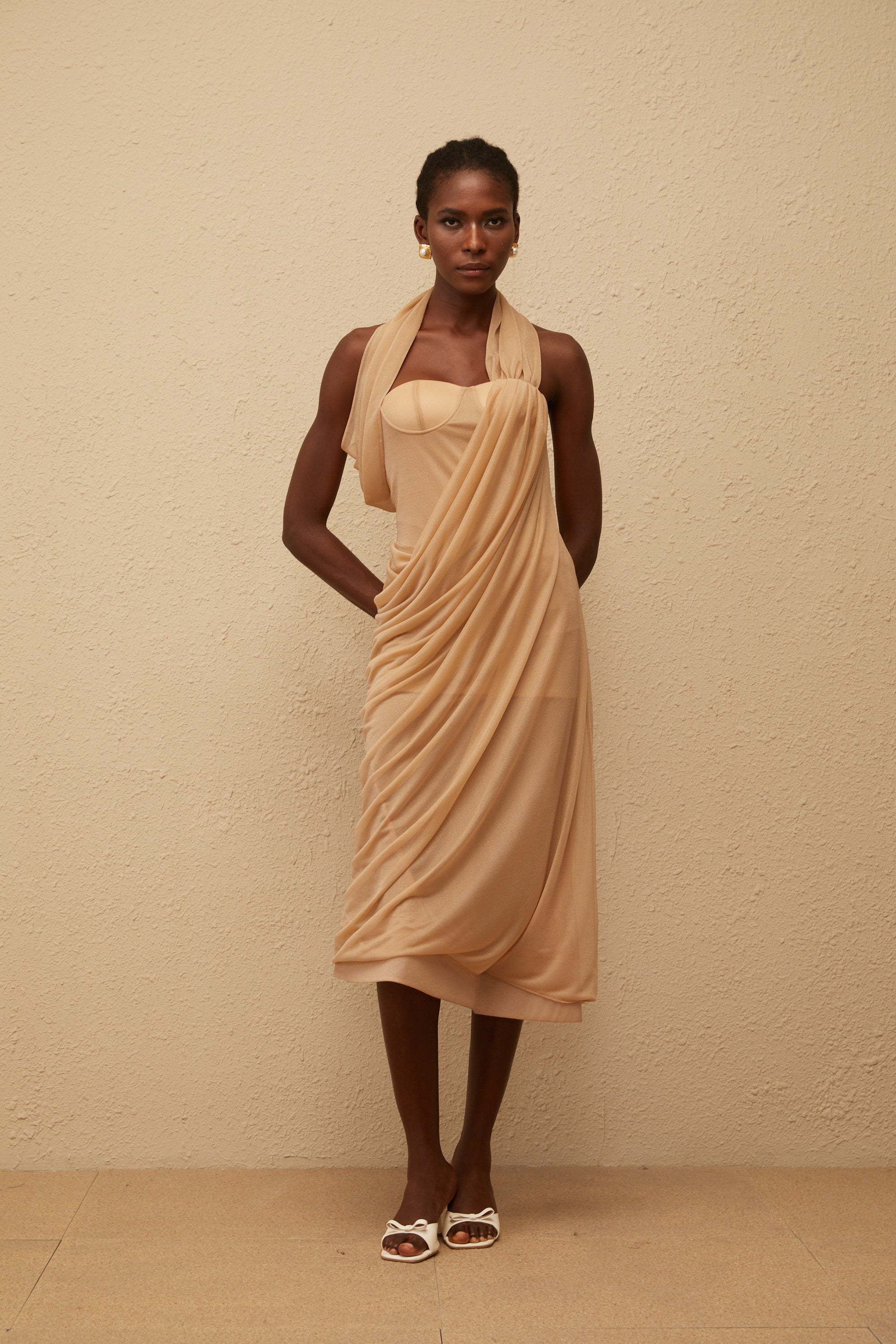 Mielikki Khakifarbenes, asymmetrisches Midikleid mit Tülleinsatz