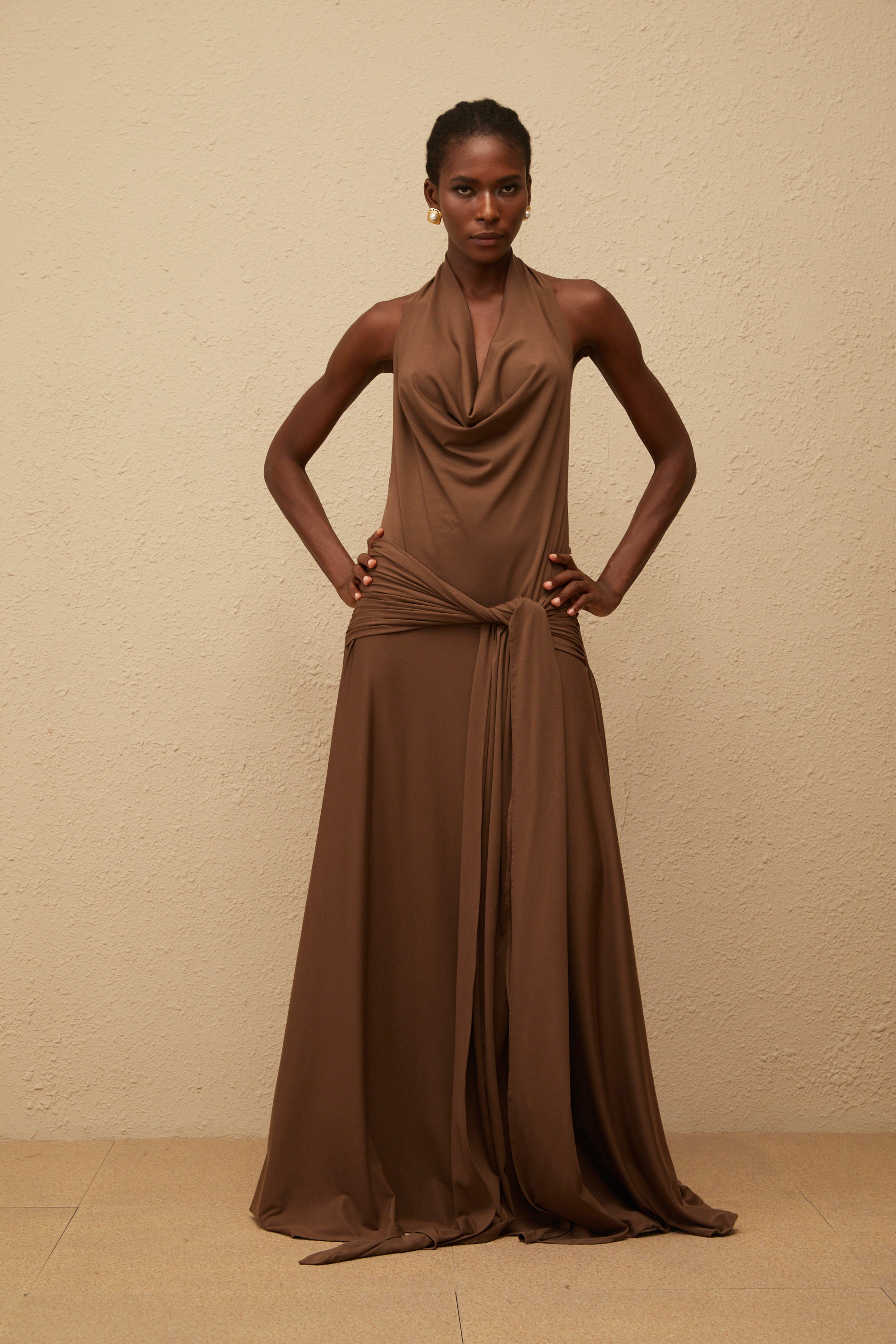 Minna Brown Neckholder-Maxikleid mit gedrehtem Design