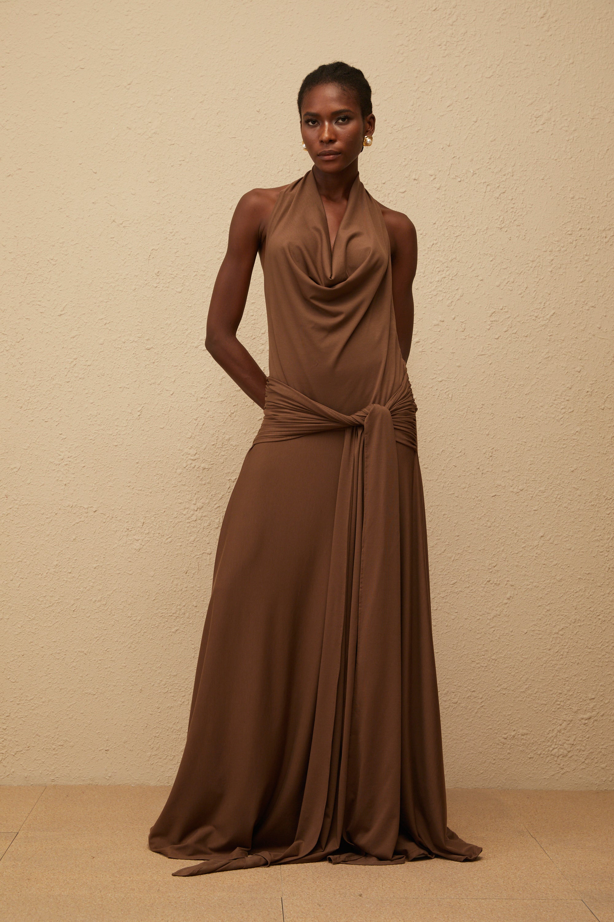 Minna Brown Neckholder-Maxikleid mit gedrehtem Design