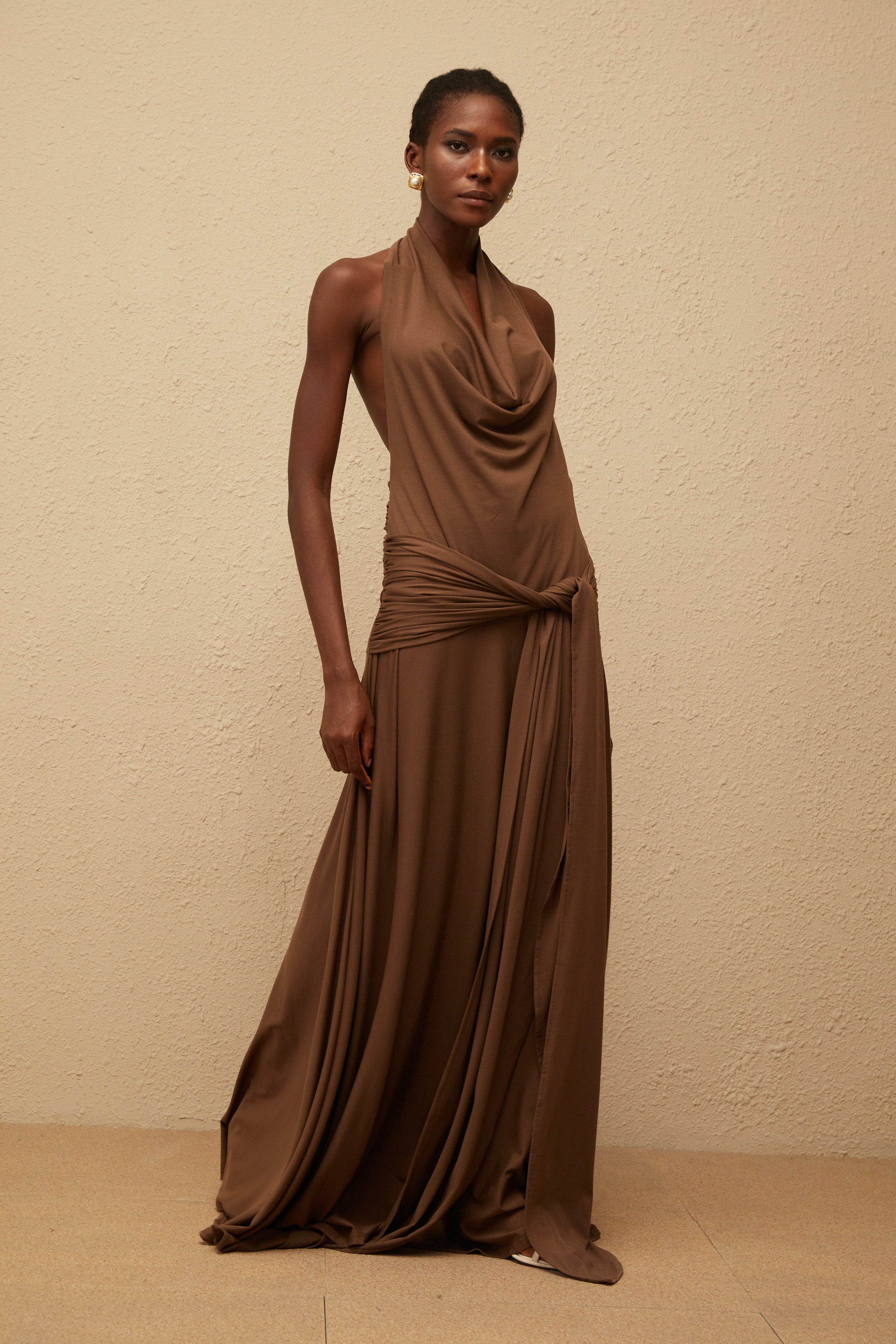 Minna Brown Neckholder-Maxikleid mit gedrehtem Design