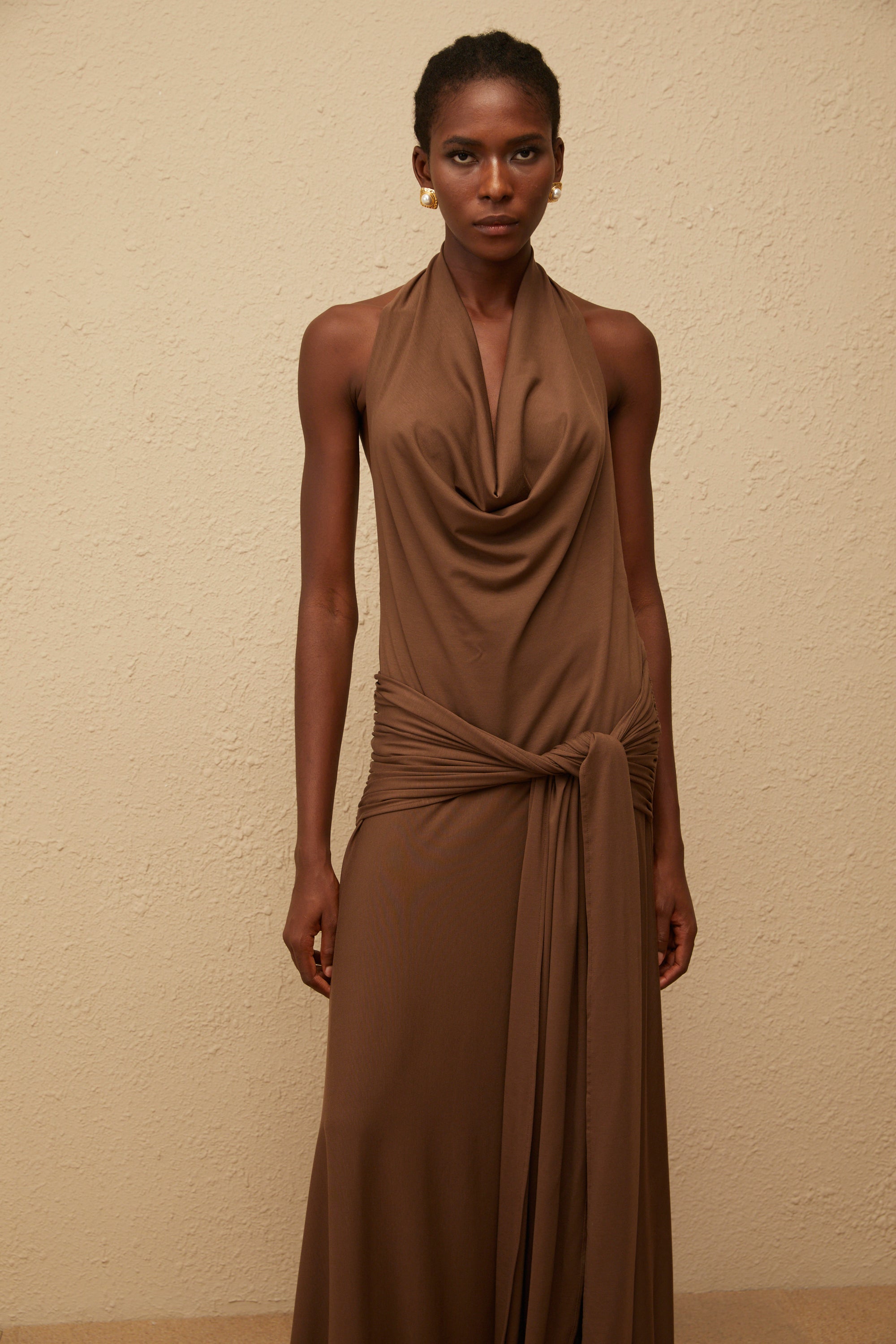 Minna Brown Neckholder-Maxikleid mit gedrehtem Design