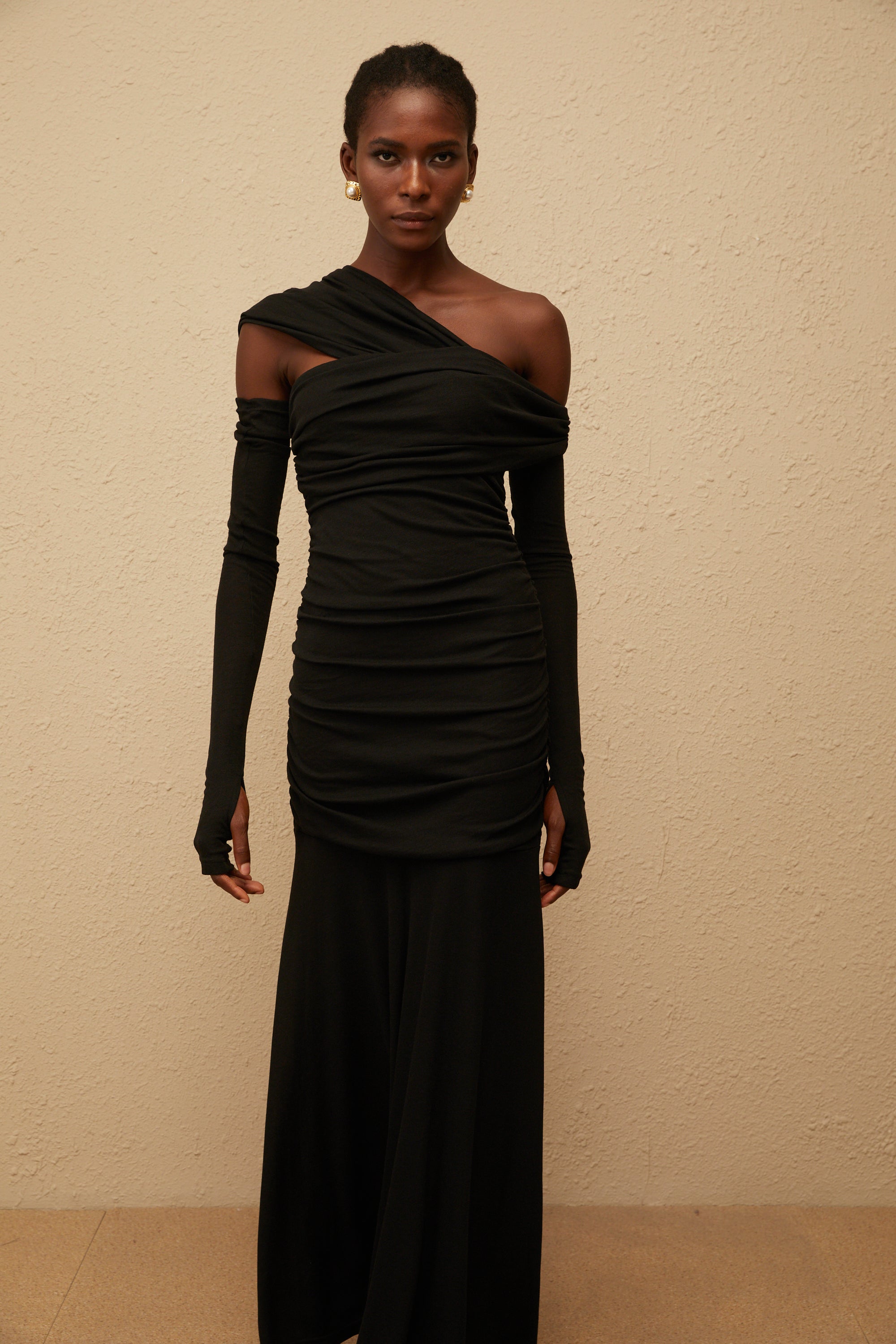 فستان ماكسي أسود محبوك من آفا