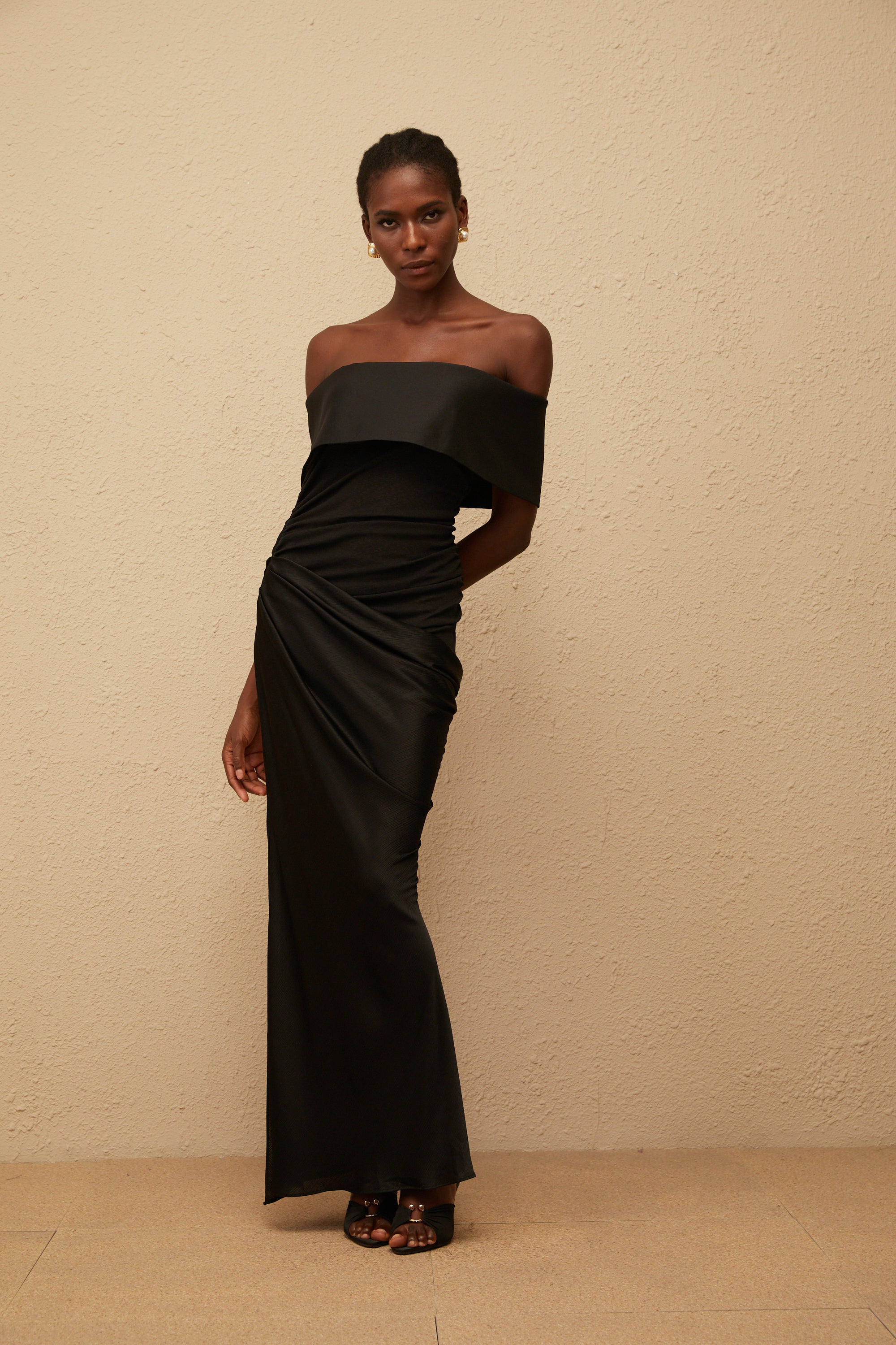 Éther Schwarzes schulterfreies Maxikleid aus Satin