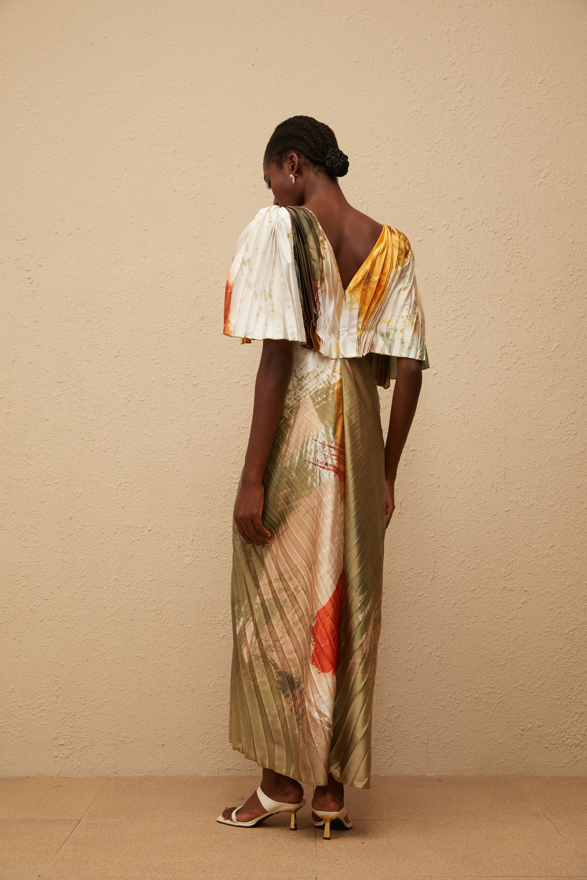 Giulia – Grünes Maxikleid aus Satin mit verschmiertem Graffiti