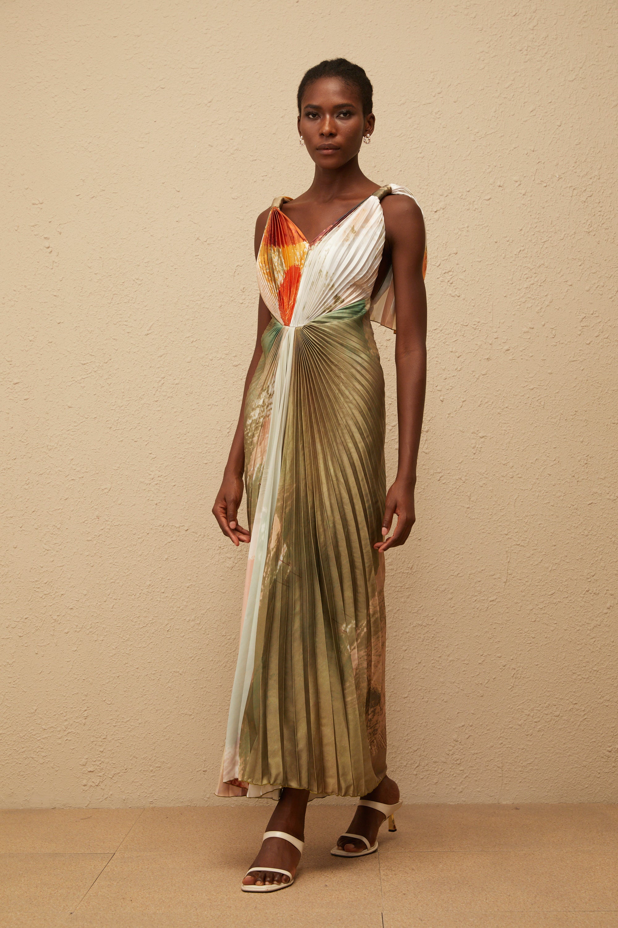 Giulia – Grünes Maxikleid aus Satin mit verschmiertem Graffiti