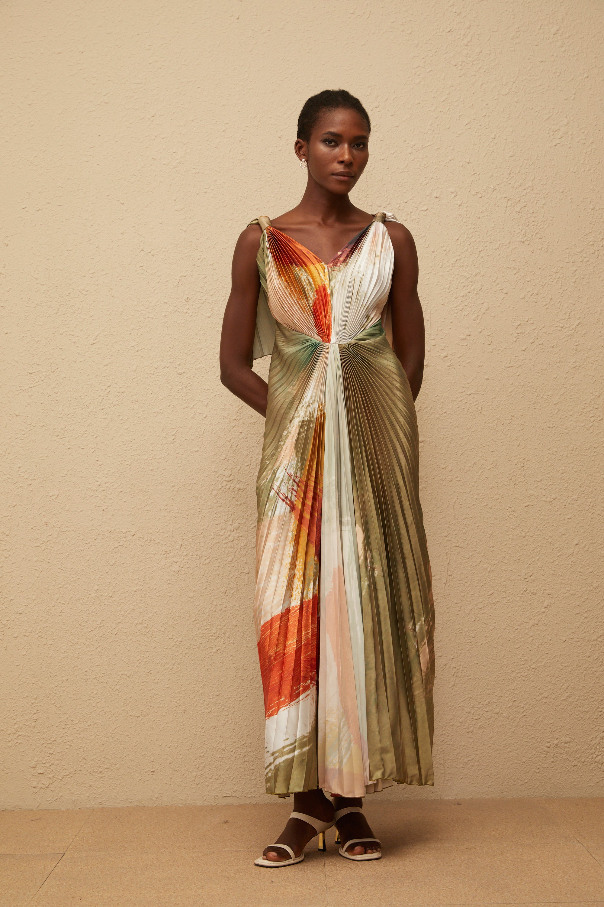 Giulia – Grünes Maxikleid aus Satin mit verschmiertem Graffiti