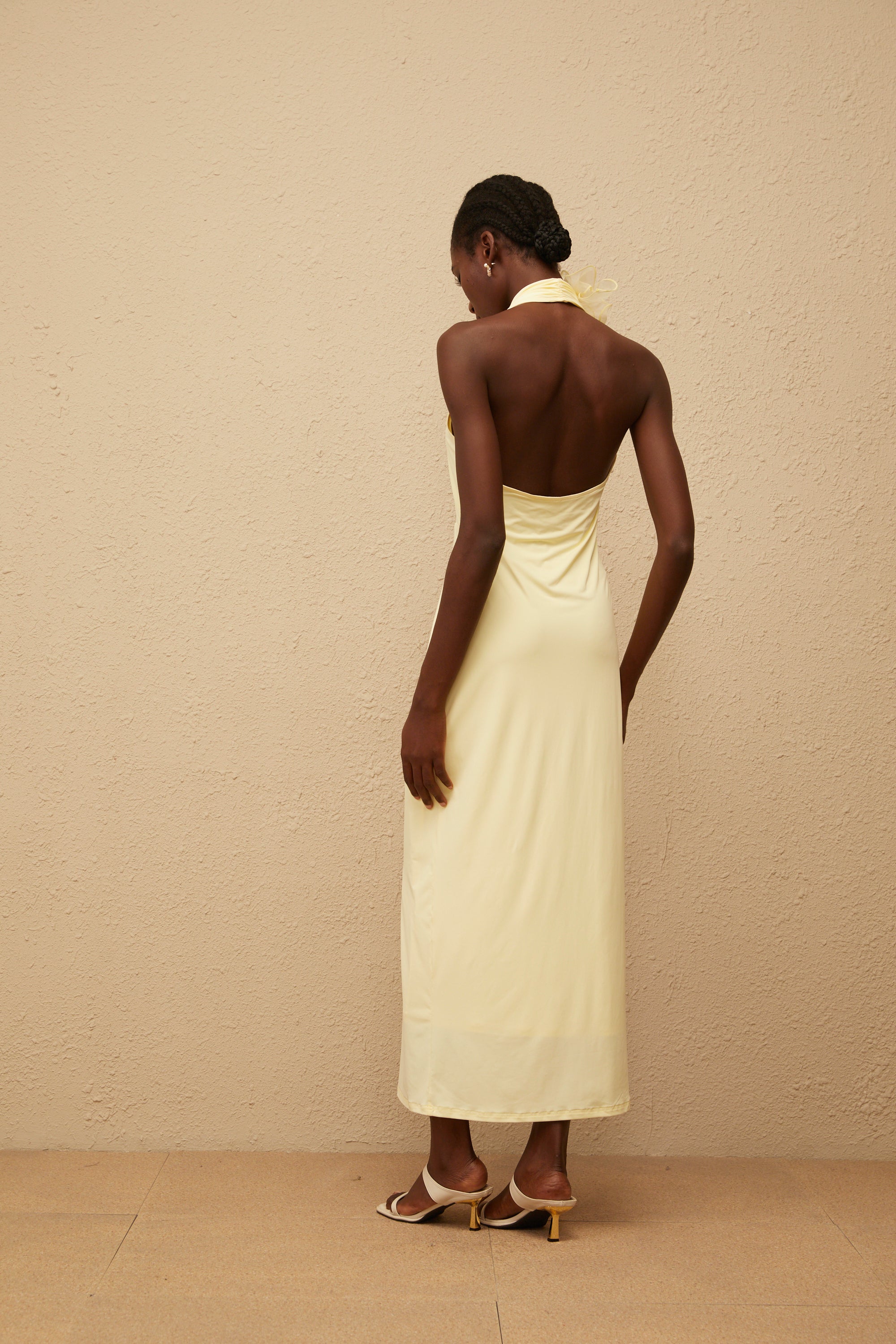 Brume – Gelbes Neckholder-Maxikleid mit 3D-Blütenblättern