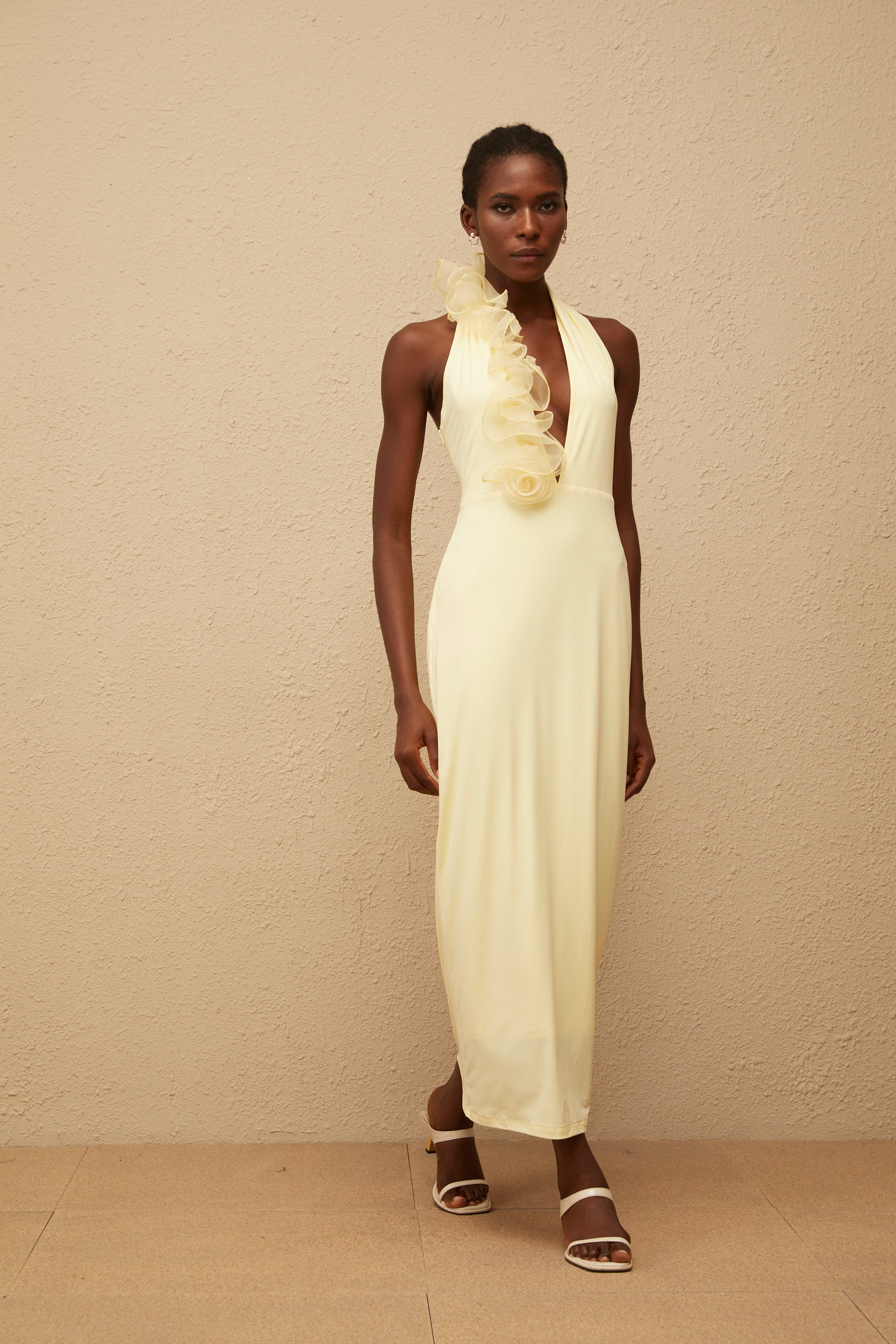 Brume – Gelbes Neckholder-Maxikleid mit 3D-Blütenblättern