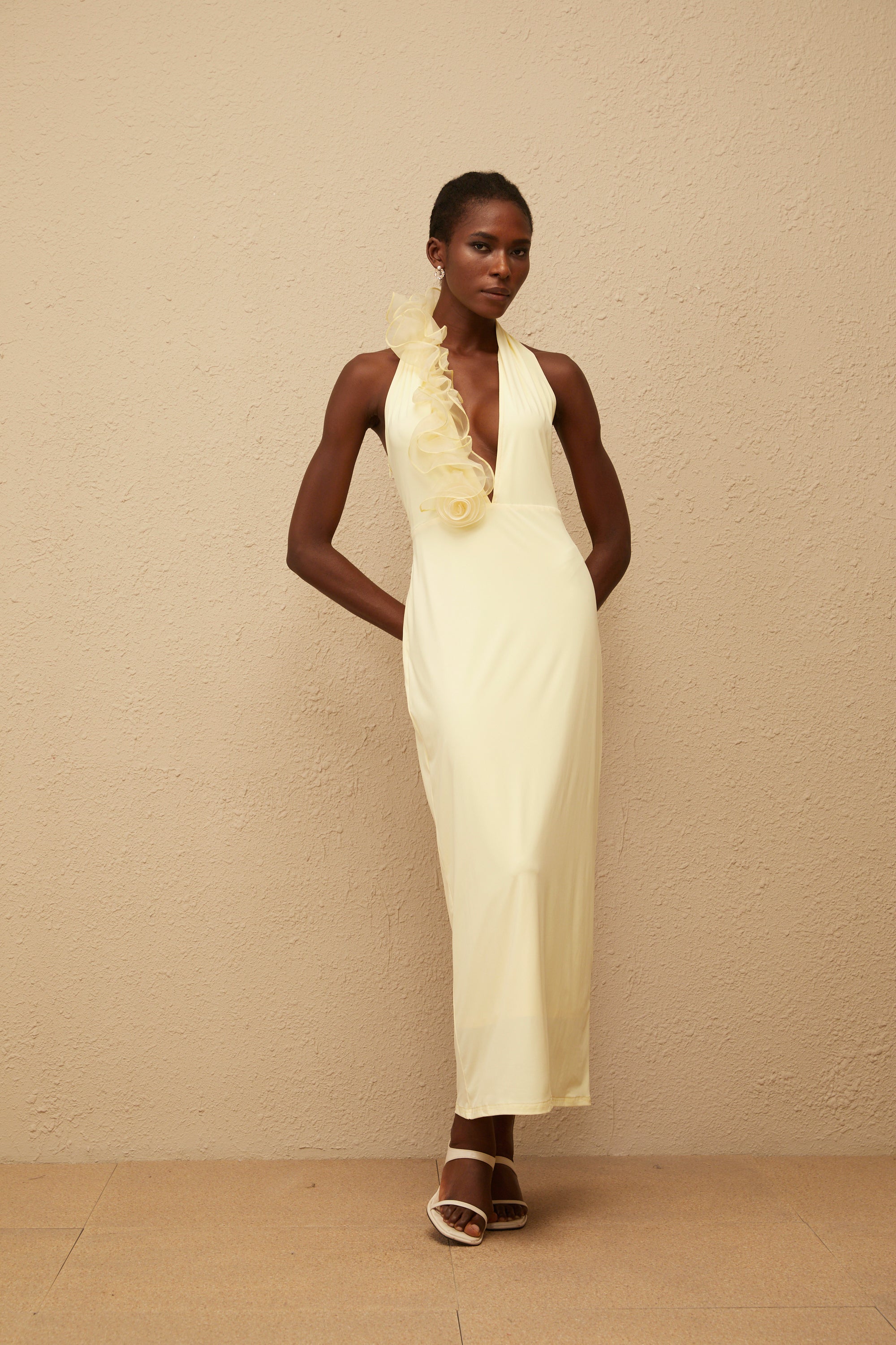 Brume – Gelbes Neckholder-Maxikleid mit 3D-Blütenblättern