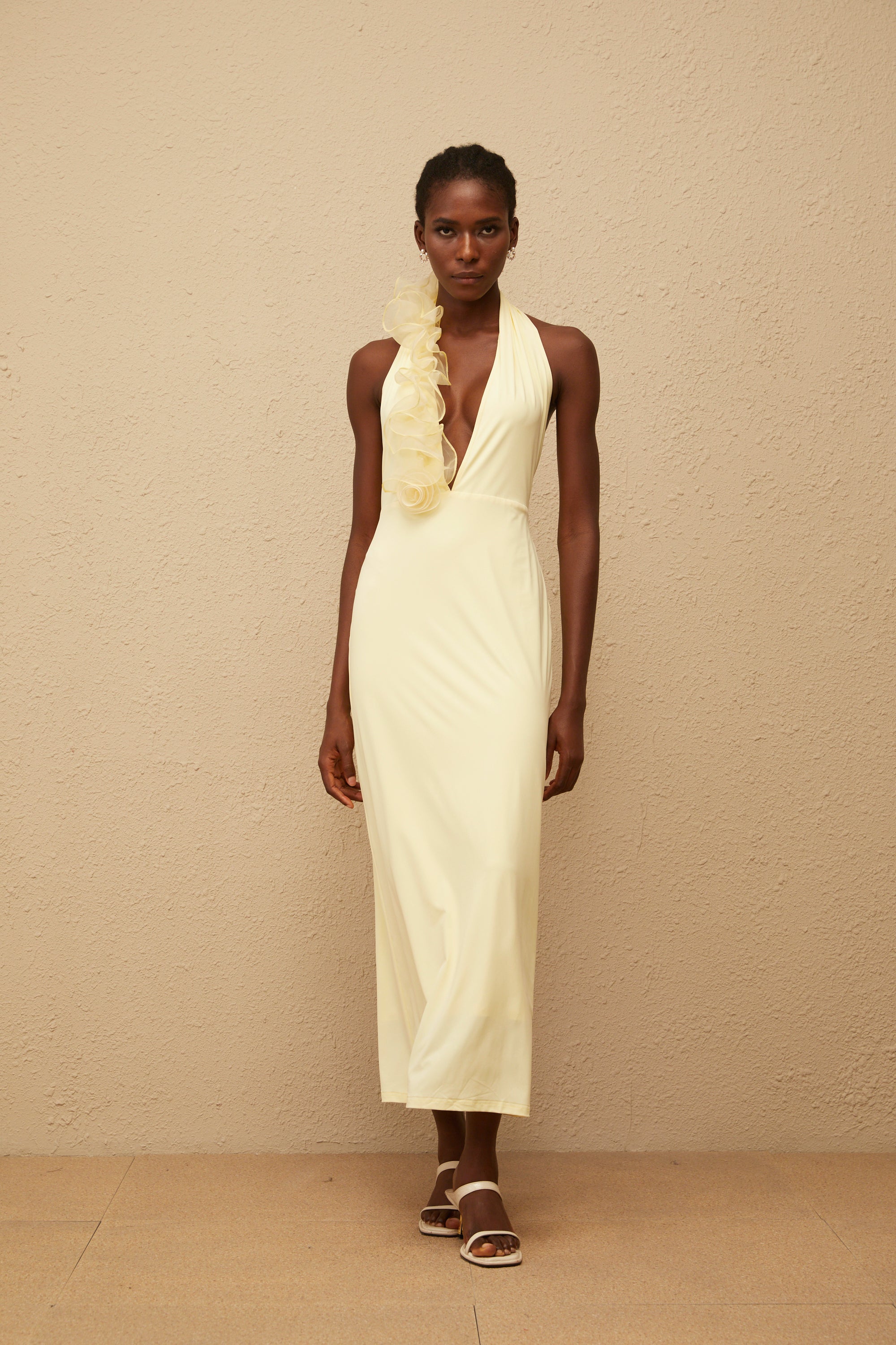 Brume – Gelbes Neckholder-Maxikleid mit 3D-Blütenblättern