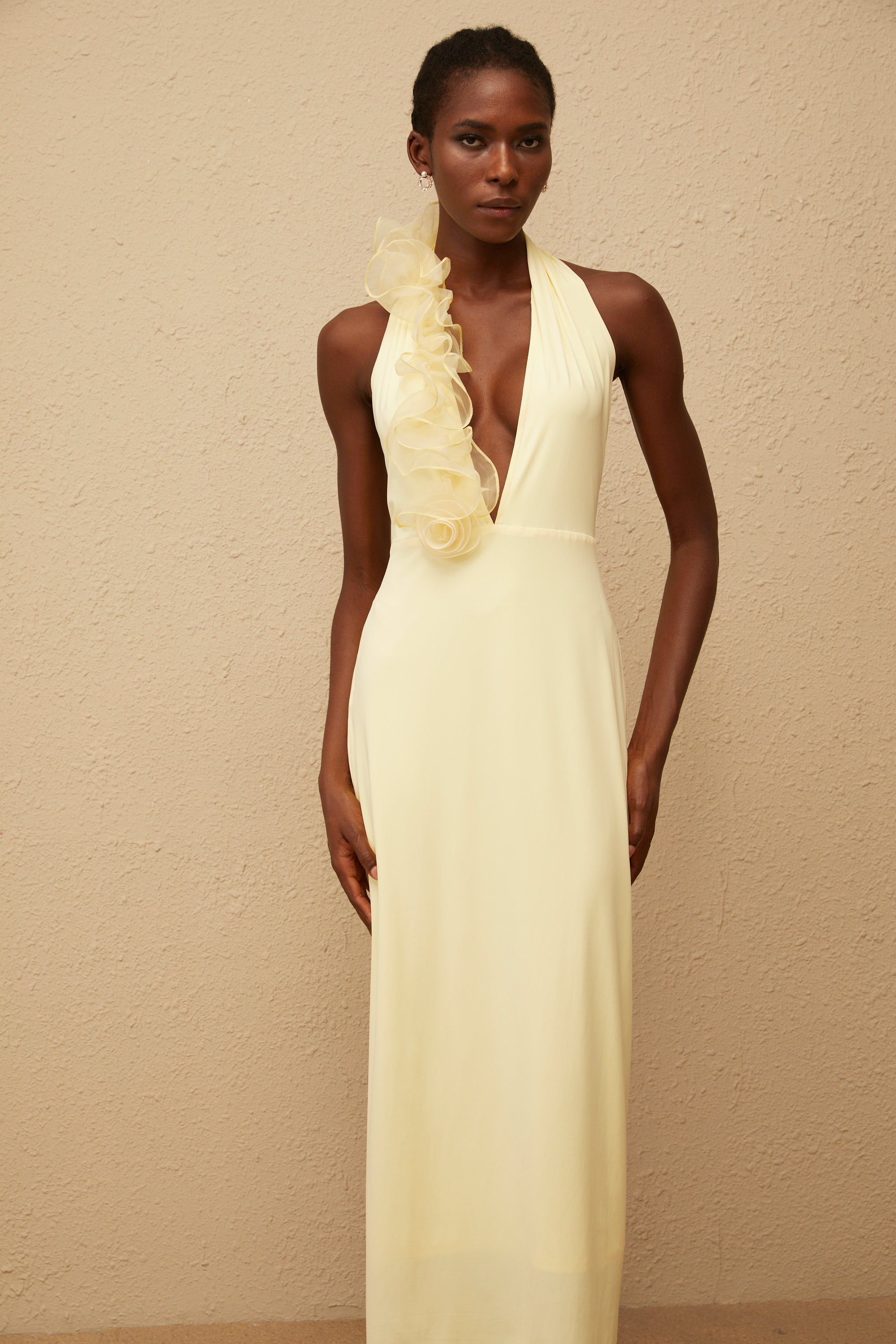 Brume – Gelbes Neckholder-Maxikleid mit 3D-Blütenblättern