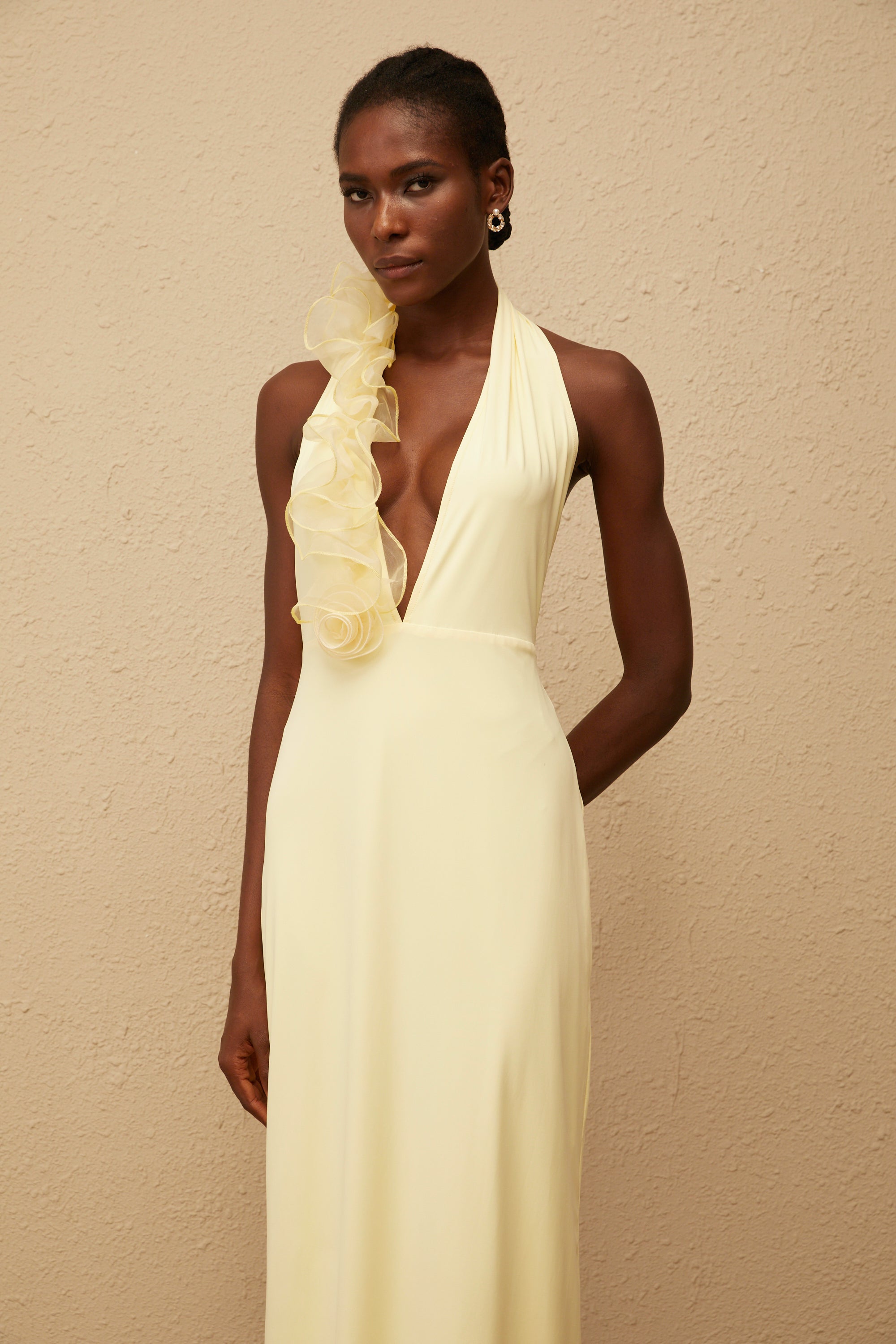 Brume – Gelbes Neckholder-Maxikleid mit 3D-Blütenblättern