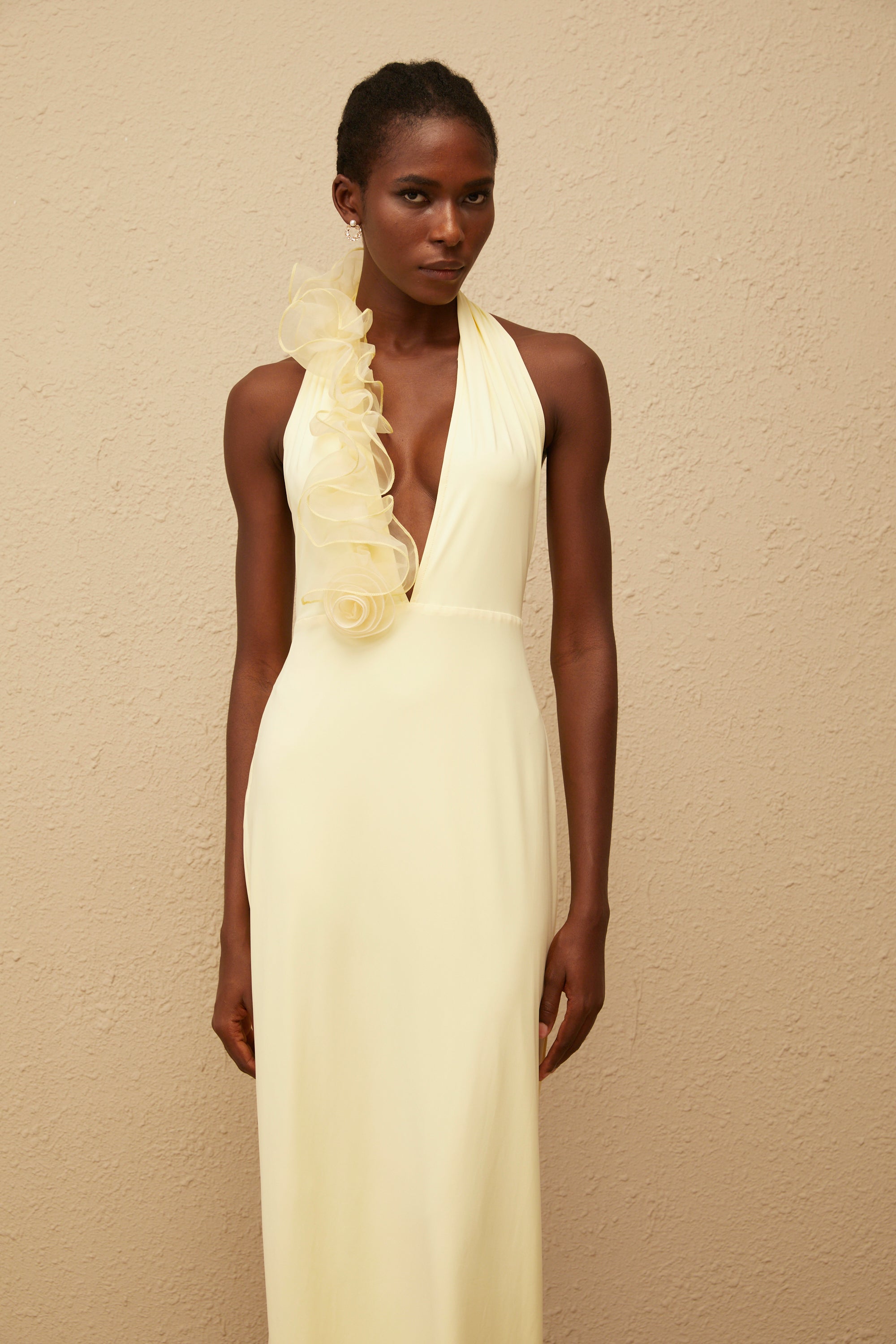 Brume – Gelbes Neckholder-Maxikleid mit 3D-Blütenblättern